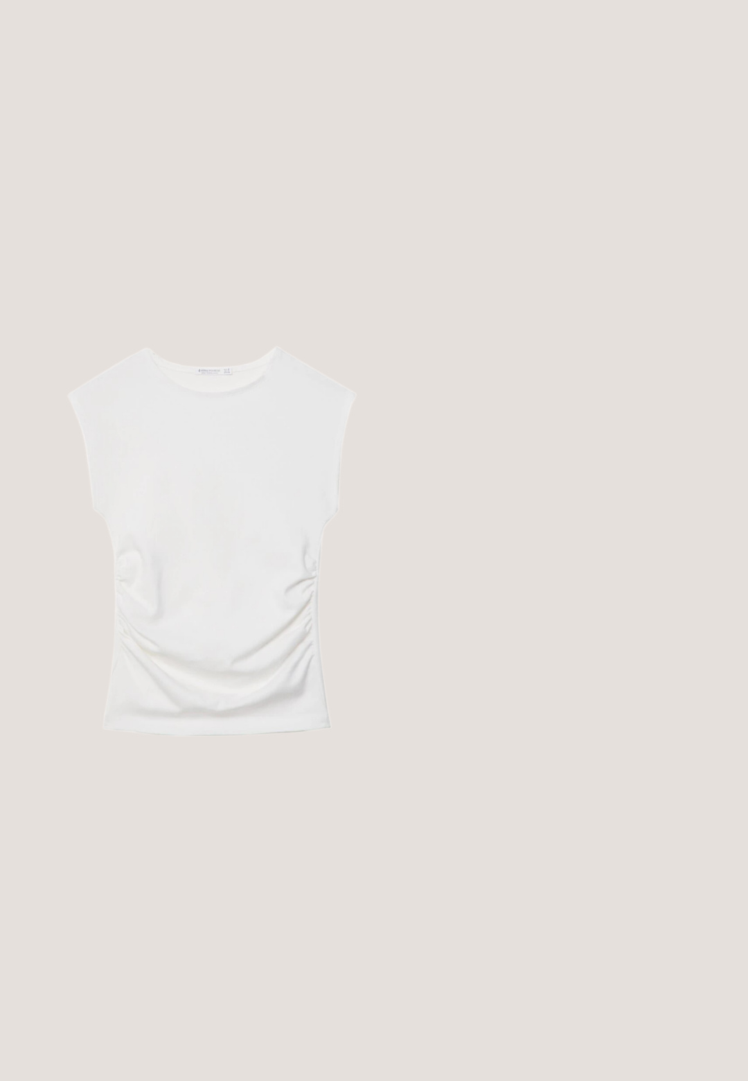 Haut blanc sans manches avec encolure ronde et fronces latérales subtiles, présenté à plat sur un fond blanc.; Jean en denim bleu clair à jambes larges avec fermeture à boutons et zip sur le devant, poches avant et passants pour ceinture, présenté sur fond blanc.; Jambes portant des leggings côtelés foncés associés à des ballerines noires avec de petits détails en nœud sur fond blanc.; Lunettes de soleil noires avec une monture rectangulaire élégante et des verres bleus. Présente une texture lisse et des branches robustes. Logo de la marque sur le côté.; Sac à main en cuir noir brillant avec deux poignées, poche avant zippée et bandoulière amovible sur fond blanc.; Ceinture en cuir noir avec deux poches arrondies, fermées par des boutons-pression en argent. Texture lisse, design légèrement courbé.