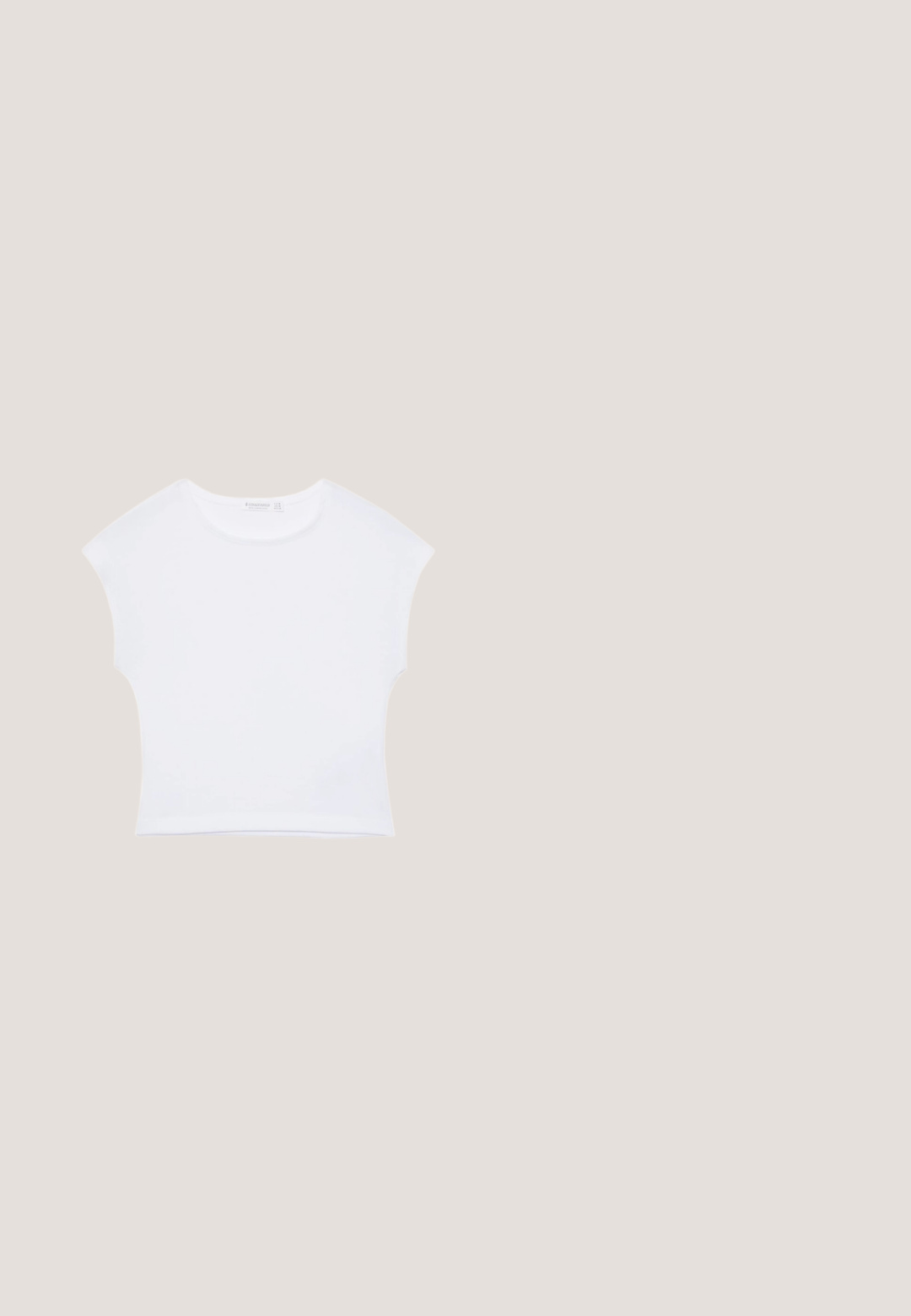Hvid kortærmet cropped T-shirt med rund halsudskæring, lavet af glat stof, lagt fladt på en hvid baggrund.; Mørkeblå jeans med vide ben, foran med knapper, lynlås, bæltestropper og fem-lomme detalje på en ensfarvet lys baggrund.; Ben iført mørke ribbede leggings kombineret med sorte balletsko med små sløjfedetaljer på hvid baggrund.; Store sorte pilot-solbriller med mørketonede linser, vist mod en hvid baggrund.; Sort skinnende læderhåndtaske med to håndtag, lynlåslomme foran og aftagelig skulderrem på hvid baggrund.; Sort læderbælte snoet med en skinnende sølvfarvet rektangulær spænde og to bæltestropper på hvid baggrund.