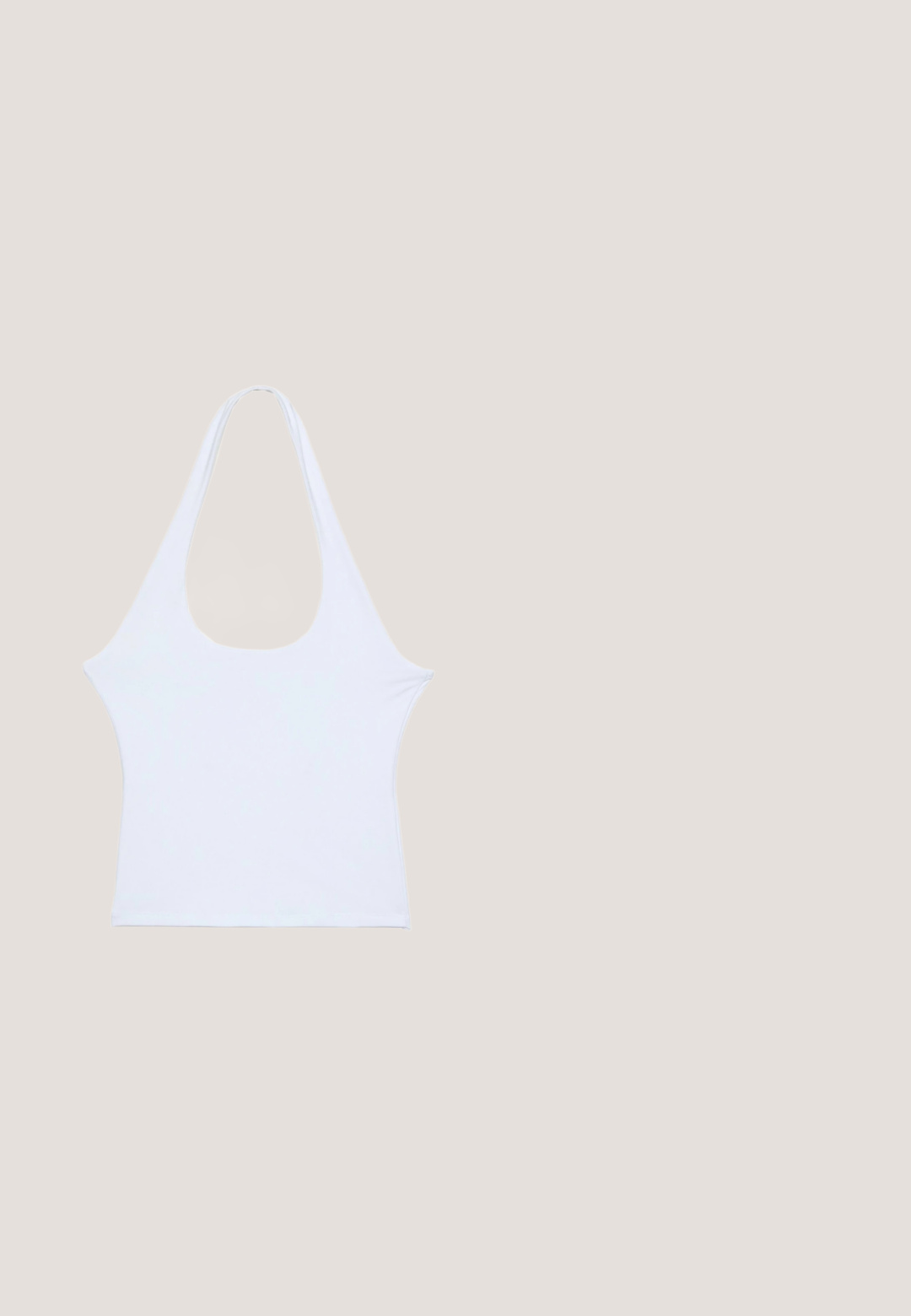 Haut sans manches blanc en tissu doux avec un large décolleté et des emmanchures allongées, présentant une texture lisse et un design minimaliste.; Jean blanc taille haute à jambes larges avec fermeture à boutons et zip, poches avant et arrière, et détails en rivets argentés.; Sandale blanche à enfiler avec une bride texturée présentant des nervures horizontales et une semelle lisse. Marquage discret sur le côté.; Lunettes rectangulaires teintées de brun avec une finition brillante, dotées de branches fines et de verres transparents. Logo visible sur la branche gauche.; Sac en filet macramé jaune avec longue bandoulière et pochette beige à l'intérieur, présenté sur un fond blanc uni.; Ceinture en cuir marron avec une boucle ovale dorée brillante, enroulée avec la boucle face vers l'avant sur fond blanc.