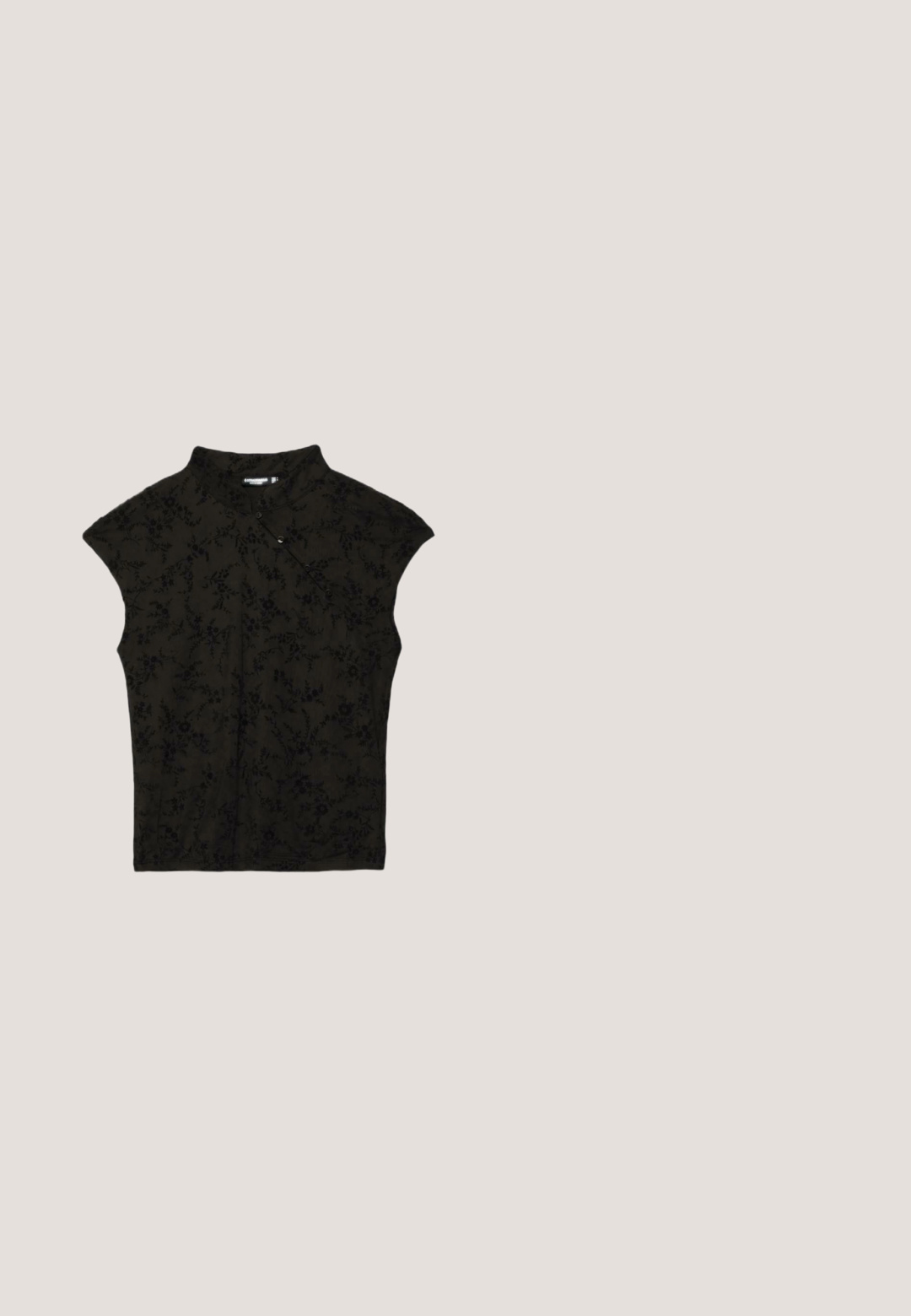 Sort ærmeløs bluse med mandarinkrave, diagonalt knappelukning og subtilt blomsterprint.; Sort mini-nederdel med en struktureret talje og et voluminøst, samlede design. Lavet af letvægtsstof med en glat tekstur.; Hvid Adidas sneaker i lav model med beige ruskindstå, sort leopardprint på striber og hæl samt hvid gummisål.; Blå stofnet med sort hjerte-mønster og to skulderremme, rektangulær form, uden synlig lukning eller lommer.; Justerbar armbånd med lyselilla snor og guldmetal kæde. Har et lille rundt vedhæng med et logo og en glidende perle til størrelsesjustering.; Tynd bælte med sort og hvid leopardmønster og lille oval guldlås, rullet sammen mod hvid baggrund.