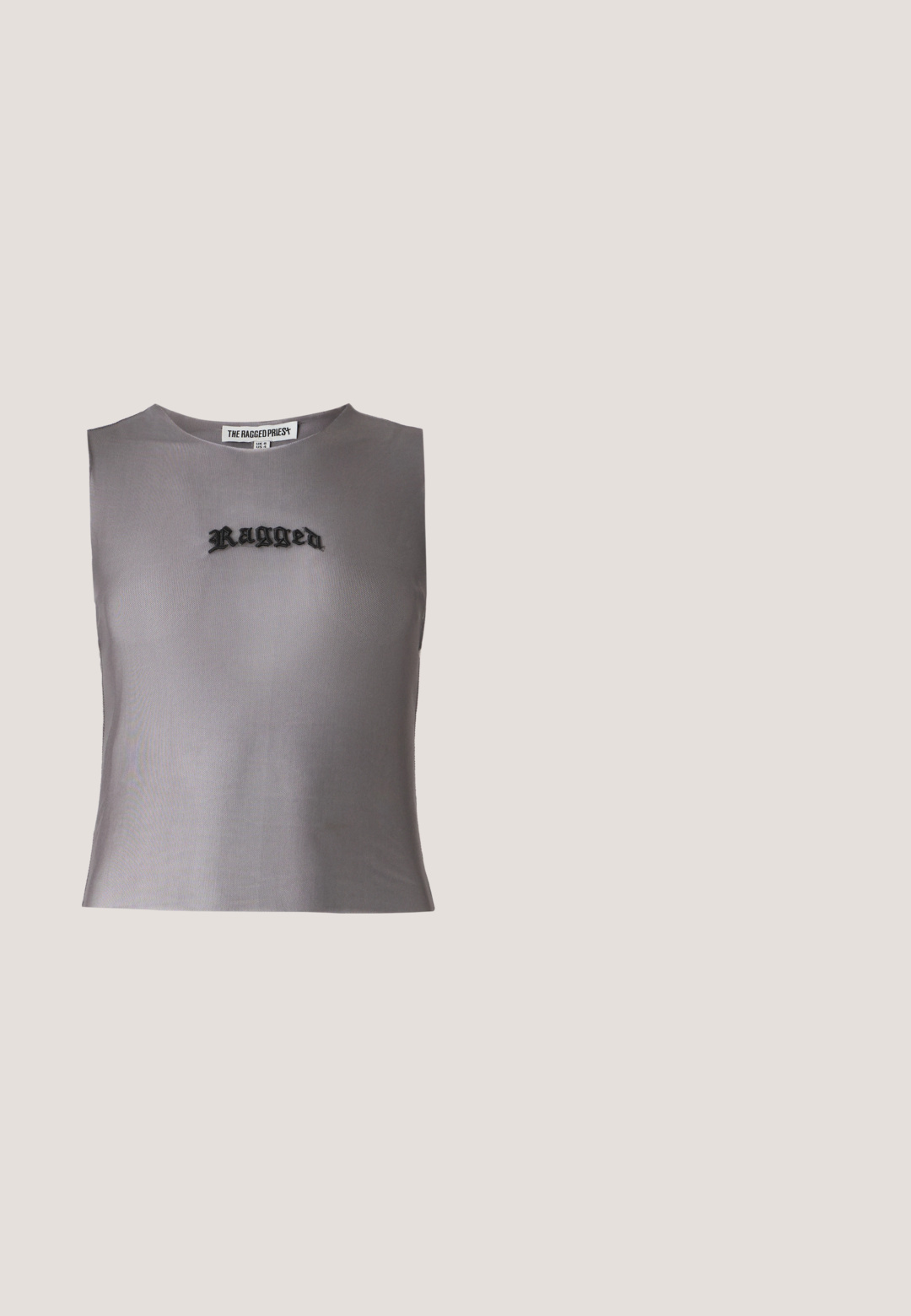 Crop top sans manches gris en tissu transparent, avec le texte noir brodé "Ragged" au centre. Design simple et moderne.; Jupe en cuir synthétique argenté avec un motif crocodile texturé, dotée de deux accents de boutons bleus et d'un design ajusté.; Even&Odd Wide Fit by Zalando Bottines à talons hauts - black; Lunettes noires angulaires avec des verres gris ; fabriquées en plastique, avec des branches épaisses à la surface lisse et sans matériel visible.; Sac à main à perles noires avec une silhouette courbée, une poignée de transport et une texture brillante. Porté avec des chaussures à talons hauts noires et un short noir ajusté.; Collier chaîne en argent avec de petits accents métalliques rectangulaires espacés uniformément et un fermoir réglable sur fond blanc.