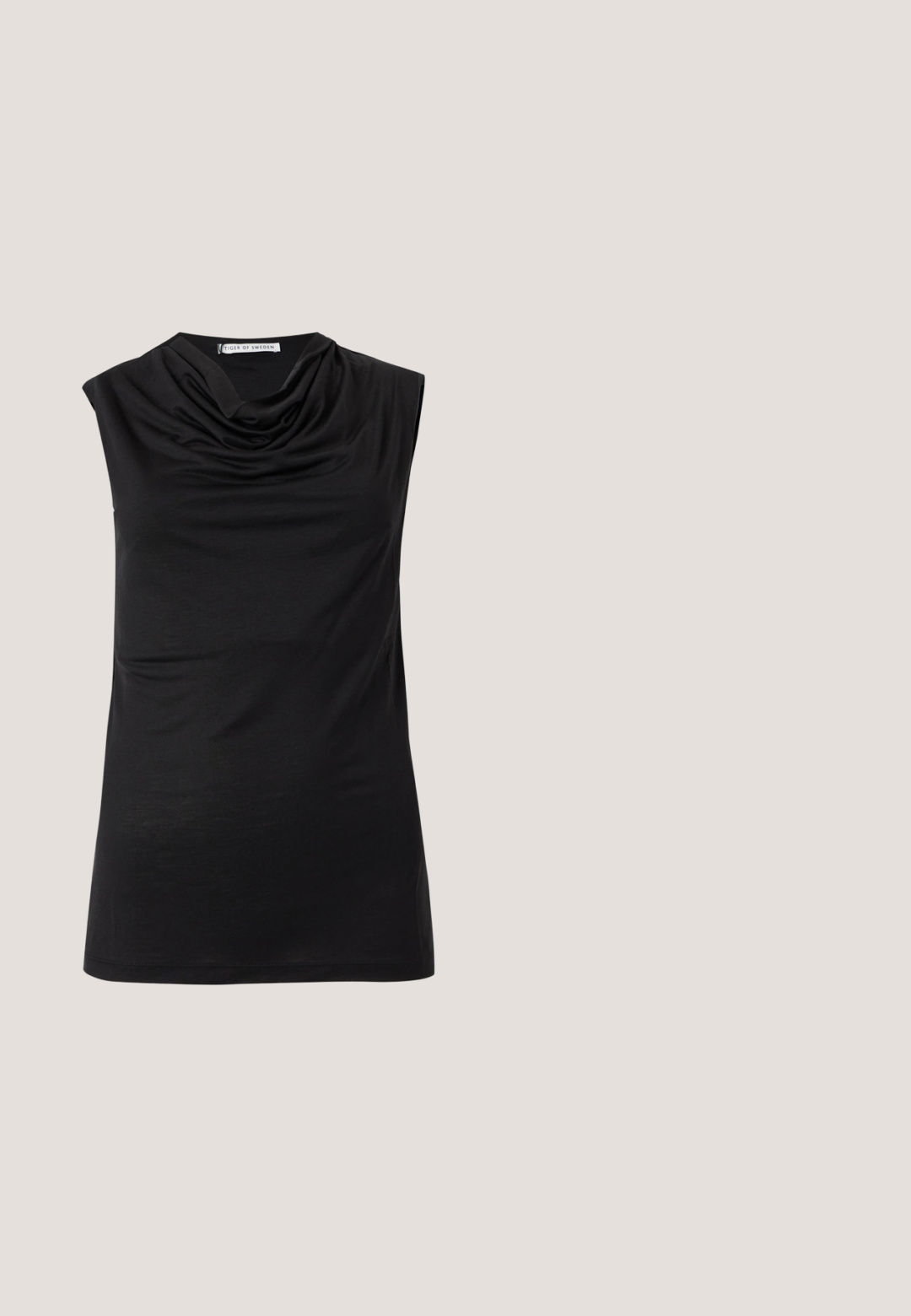 Haut noir sans manches avec un col bénitier drapé et un ourlet droit, présenté sur un fond clair uni.; Jean denim bleu clair à coupe droite, légèrement délavé, design cinq poches avec étiquette visible de la marque Polo sur la ceinture.; Chaussure de sport noire avec une tige en tissu lisse, arborant un logo blanc audacieux sur le côté, des accents texturés et une semelle en caoutchouc blanche.; Lunettes de soleil vertes en forme de yeux de chat avec des verres foncés, des accents dorés et des détails métalliques sur les branches. La finition mate de la monture ajoute une texture.; Sac à main blanc avec deux poignées, des clous ronds dorés sur le devant et un fermoir central doré sur un fond uni clair.; Paire de boucles d’oreilles clips en ton or et ton argent avec une rangée de petites pierres scintillantes sur fond blanc.