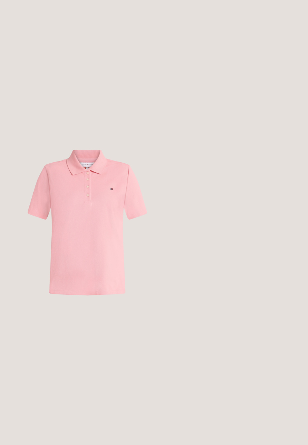 Hele roosa lühikeste varrukatega polo särk, krae, neli nuppu ja väike logo vasakul rinnal ühevärvilisel taustal.; Heled sünnipäeva seeliku maxi sinises denimis, millel on esine lõhik, nupulukk ja viis taskut. Omab klassikalist õmblust ja sirget lõiget.; Mustad nahast loafers ümmarguse toe ja dekoratiivsete õmblustega, väikese kuldse aktsendiga vampide juures. Tasane kummist tallaga, õhuke disain.; Mustad ristkülikukujulised päikeseprillid tumedate läätsedega ja kuldse "TH" logoga prillikõrvarauadel, kujutatud ühetaustal heledal taustal.; Musta õlakott, valmistatud siledast materjalist, millel on kõver rihm ja kuldse tooniga detailid, lukuga sulgemine ja reljeefse logoga detail.; Hõbedased rõngas kõrvarõngad, millel on sile ja ümar disain ning väike punane, valge ja sinine triip. Kindel nagi kinnitusega.