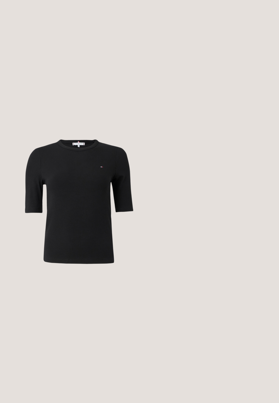 Sort ribbet t-shirt med korte ærmer, rund halsudskæring og en lille logo detalje i rød, hvid og blå på venstre bryst.; Sorte bukser med vidde i benene, lavet af blødt stof med elastisk talje, kendetegnet ved et enkelt design uden synlige mønstre eller detaljer.; Sort læderpump med høje hæle og spids tå, der har et udskåret design og en lille gulddetalje med logo på hælen.; Sorte oversized firkantede solbriller med gradient mørke linser og "Tommy Hilfiger" guld logo på stængerne.; Tommy Hilfiger LIBRE MINI - Skuldertasker - black; Par af små øreringe i hjerteformet guldfarve med en lodret linjedetalje og indgraveret tekst på hver side.