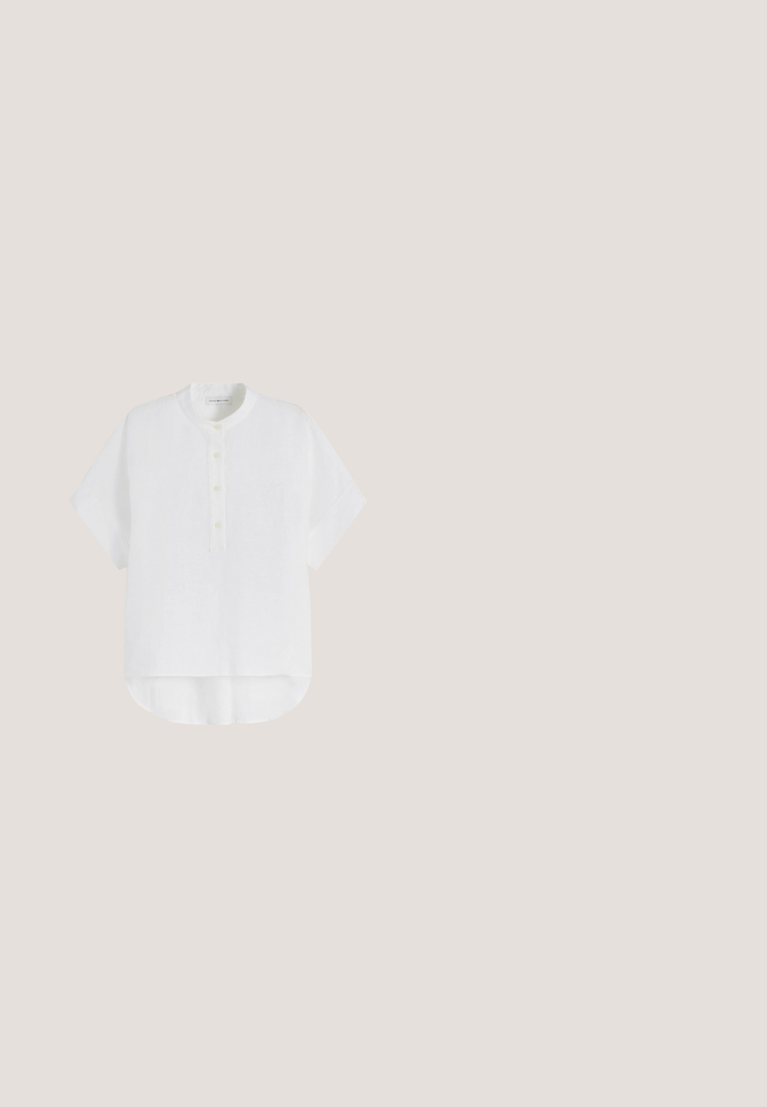 Camisa blanca de manga corta con cuello mao, tapeta de botones frontal y bajo irregular, extendida sobre un fondo blanco.; Pantalones cortos de lino blanco con cintura elástica y corte relajado. Presentan una textura suave y dobladillos con puños para un detalle adicional.; Sandalia plana marrón con tiras finas, lazo para atar en el tobillo y pequeños adornos de conchas en el lazo del tobillo, mostrada sobre un fondo blanco.; Gafas de sol de carey con lentes degradados y finos acentos de metal dorado. Presenta montura redondeada y patillas elegantes para un aspecto moderno.; Tote de paja trenzada con forma cilíndrica, en color beige claro, superficie texturada y asas de cuero sintético marrón.; Pendientes de aro de color dorado con forma rectangular, que presentan un metal pulido, bordes curvados y acentos puntiagudos en la parte superior.