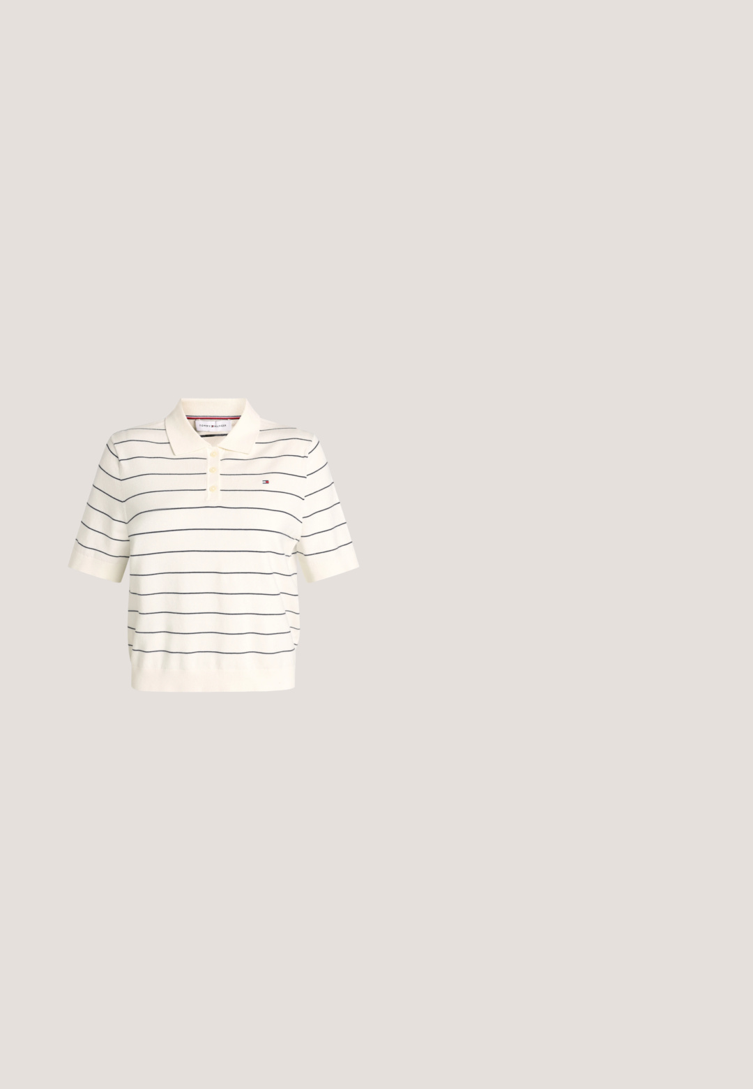 Witte korte mouwen polo met dunne horizontale marineblauwe strepen en een klein Tommy Hilfiger-logo op de borst.; Zwarte wide-leg jeans van denim met een vijf-pockets ontwerp, voorste knoopsluiting en subtiele stikdetails.; Zwarte leren slingback pumps met een puntige neus, een gouden gesp en een taps toelopende hak tegen een neutrale achtergrond.; Zwarte rechthoekige zonnebril met donkere glazen en gouden details aan de pootjes tegen een effen lichte achtergrond.; Zwarte leren handtas met bovenhandvatten, afneembare schouderriem en goudkleurige draaivergrendeling op het voorflapje.; Gouden metalen oorbellen met een circulair ontwerp met bloemaccenten en een rand van heldere rhinestones. Ingewikkeld patroon in het midden.