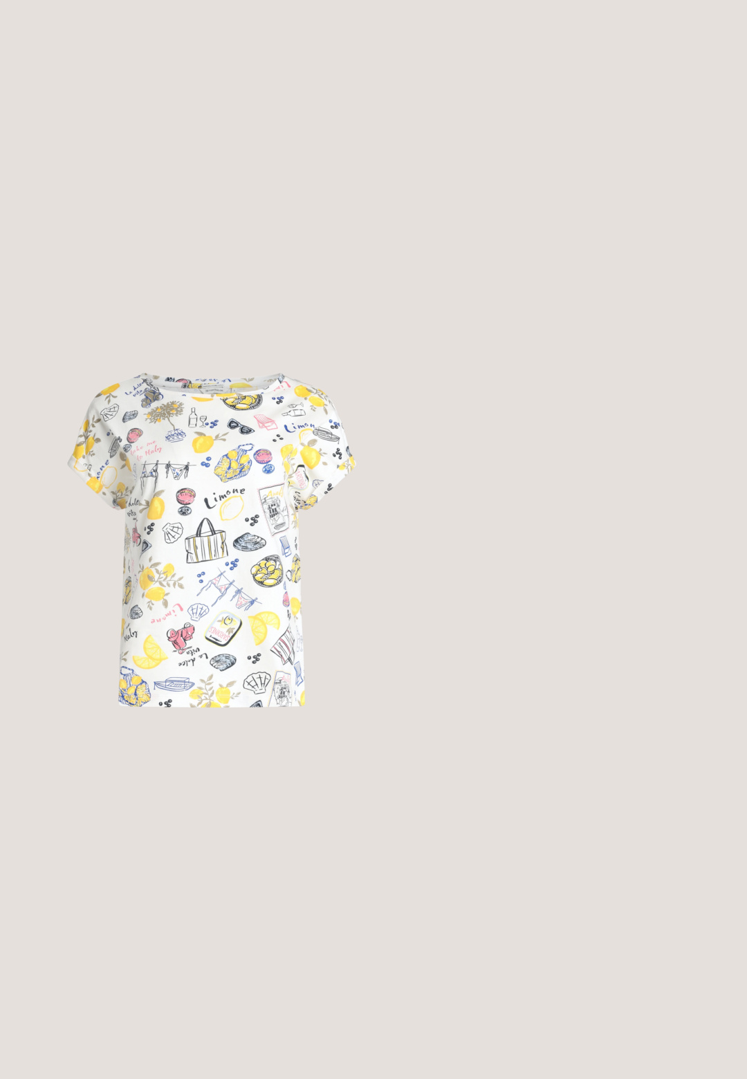 Chemise blanche à manches courtes avec un imprimé coloré de citrons, lunettes de soleil, vin, coquillages et phrases italiennes en jaune, bleu, rose et noir.; Jupe en denim bleu mi-longue avec une large ceinture élastique et un tissu froncé pour une silhouette légèrement évasée.; Chaussure Mary Jane en cuir verni bordeaux foncé avec un petit talon carré et une petite bride avec boucle ronde sur le dessus du pied.; Sac à main bordeaux en matériau brillant, de forme rectangulaire, avec deux anses et des accents légèrement courbés à l'avant.; Boucle d'oreille en argent avec une finition polie, présentant de petits détails en or et de forme ronde, portée sur le lobe.; Ceinture en cuir marron foncé avec une large boucle carrée dorée, enroulée à plat sur une surface blanche.