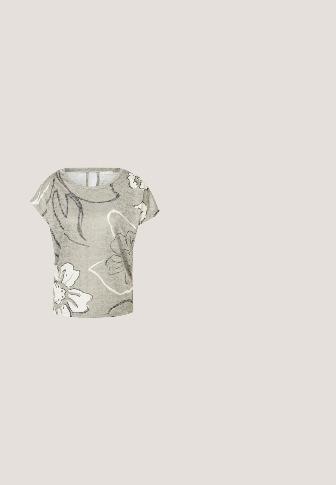 Top de manga corta gris claro con un gran estampado floral blanco y gris oscuro y escote redondo, detalle de abertura en la espalda.; Pantalones de pierna ancha negros, confeccionados en una tela suave, que presentan una cintura alta con un cinturón y detalles de lazo, y pliegues frontales prominentes.; Mulas de tacón cuadrado de cuero negro con punta abierta, que presentan una superficie lisa y una parte superior ligeramente curvada para mayor comodidad y estilo.; Bolso de mano de cuero negro con una gran abertura superior y una sola correa para el hombro. Textura suave, diseño minimalista, con detalles sutiles de herrajes.; Pendiente de aro de plata con un acabado pulido, que presenta pequeños detalles en dorado y una forma redonda, llevado en el lóbulo.; Cinturón de cuero negro con hebilla de metal plateado y acentos de doble lazo, que presenta un acabado texturizado y un extremo cónico para un ajuste seguro.
