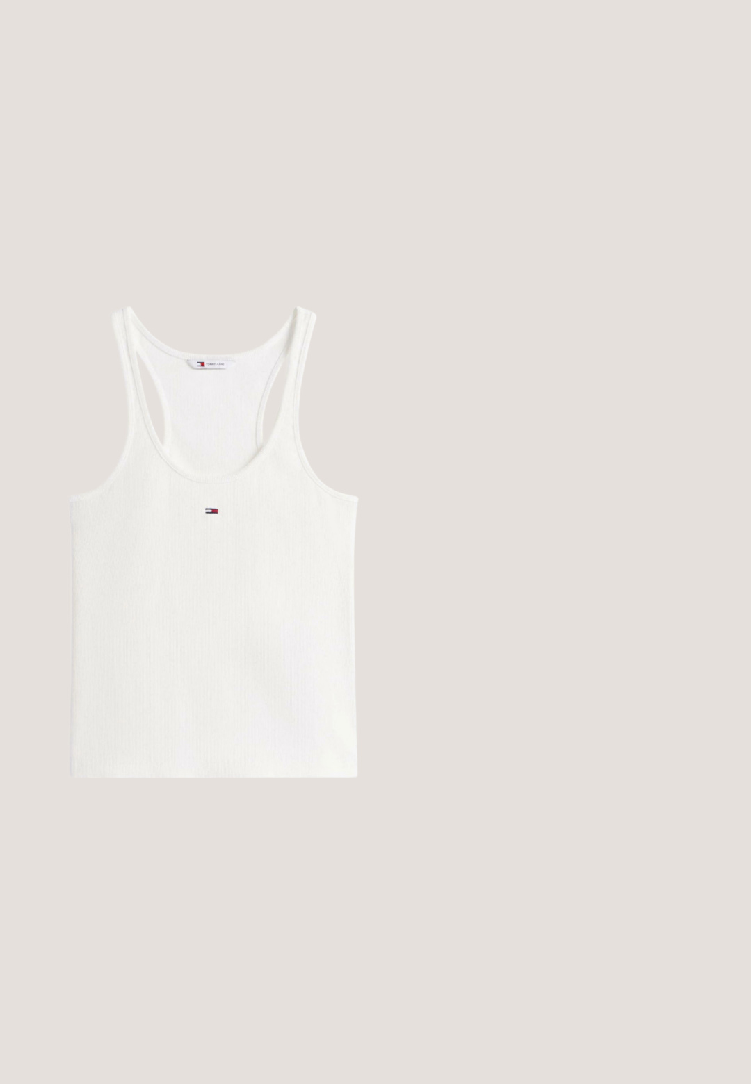 Weißes geripptes Tanktop mit Racerback und kleinem Tommy Jeans Logo zentriert unterhalb des Ausschnitts.; Locker sitzende, gerade Hosenbeine aus strukturierter, staubrosafarbener Stoffqualität mit elastischem Bund und verstellbarem Kordelzug.; Rote Leder-Mules mit spitz zulaufender Kappe und niedrigem Absatz, versehen mit ausgeschnittenen seitlichen Details und glatter Textur. Elegantes und schlankes Design.; Rosa durchscheinende Cat-Eye-Sonnenbrille mit goldfarbenen Bügeln und verlaufend getönten Gläsern, die auf einer weißen Oberfläche liegen.; Dunkellila Leder-Shopper mit zwei Griffen und kleinem goldfarbenem Markenlogo auf der Vorderseite, vor einfarbig hellem Hintergrund.; Ohrstecker in Goldoptik mit rot marmorierten Perlen und strukturierten Creolen. Enthält zwei Stile: gebogene Designs und eine Perlenakzentuierung, alle mit glänzendem Finish.