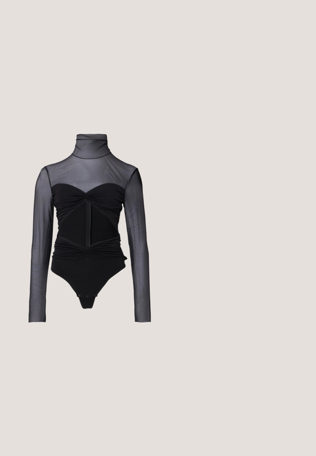 Μαύρο bodysuit με διαφανές άνω μέρος με μακρύ μανίκι. Διαθέτει απομίμηση λαιμού, πτυχώσεις και φερμουάρ μπροστά. Απαλή ύφανση με εφαρμοστό σχέδιο.; Μαύρο παντελόνι σε φαρδιά γραμμή με υφή, γυαλιστερό ύφασμα και διάσπαρτες μικρές πούλιες για να προσδώσουν μια λαμπερή αίσθηση.; Μαύρο παπούτσι στιλέτο από πατεντέ δέρμα, με μυτερή μύτη, τρεις διακοσμητικές λωρίδες με καρφιά και σήμα "Karl Lagerfeld" στη φτέρνα.; Μαύρα γυαλιά ηλίου στυλ cat-eye με σκούρους φακούς και χρυσό λιονταρίσιο έμβλημα στους βραχίονες σε λευκό φόντο.; Μαύρη τσάντα χειρός με χάντρες, σε ορθογώνιο σχήμα, ασημένια αλυσίδα και μεταλλικό κούμπωμα με γεωμετρικό σχέδιο. Υφή επιφάνειας με χάντρες.; Ασημένια σκουλαρίκια σε σχήμα κύκνου, με καθαρούς κρύσταλλους, γυαλιστερά μαργαριτάρια και σχέδιο με σταγόνα που περιλαμβάνει ένα κρυστάλλινο σταγόνα.