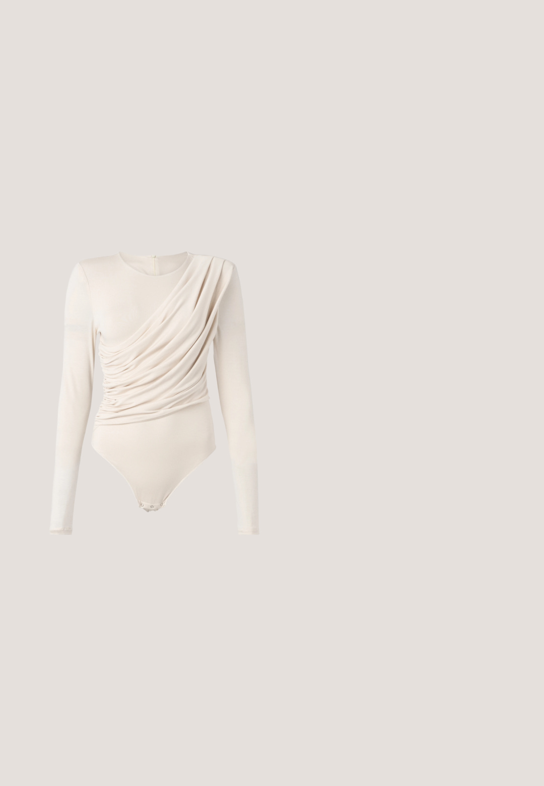 Beige langærmet bodysuit med draperet front, glat tekstur og trykknaplukning nederst. Elegant og tætsiddende design.; Mos Mosh CARIE - Bukser - maritime blue; Sorte flade sko med spids tå, glat tekstur og minimalistisk design. Har en lille hæl og en løkke ved ryggen.; Blød lyserød håndtaske med to håndtag, en aftagelig skulderrem og en gylden trekantet charm, der hænger fra det ene håndtag.; Et par polerede sølv halvmåneformede hoops med en glat, reflekterende overflade på en hvid baggrund.; Sort læderbælte med stor guldfarvet rektangulær spænde og flere justeringshuller, lagt fladt på en hvid baggrund.