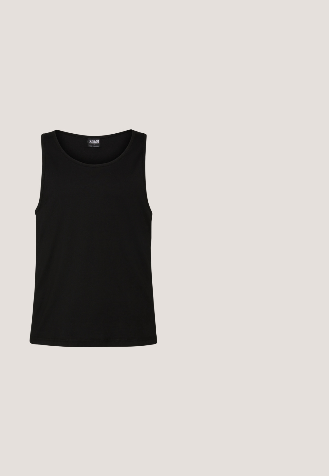 Zwarte tanktop gemaakt van zachte katoenstof. Beschikt over een ronde halslijn en ruime armsgaten, zonder zichtbare patronen of accenten.; Zwarte op maat gemaakte knielange short met riemlussen, zijzakken, knoopsluiting en voorplooien, plat gelegd op een witte achtergrond.; Zwarte leren instappers met een chunky loopzool, voorzien van een decoratieve band en stikseldetails. Gladde textuur met een gepolijste afwerking.; Ray-Ban zonnebrillen met groene lenzen, zwarte plastic monturen en gouden accenten aan de randen. Vierkante vorm met een matte afwerking.; Urban Classics MONUMENTAL BASIC BRACELET - Armband - silver-coloured; Zwarte leren riem met een gladde textuur, zilveren rechthoekige gesp en een lus voor het einde. Heeft nette stiksels langs de randen.