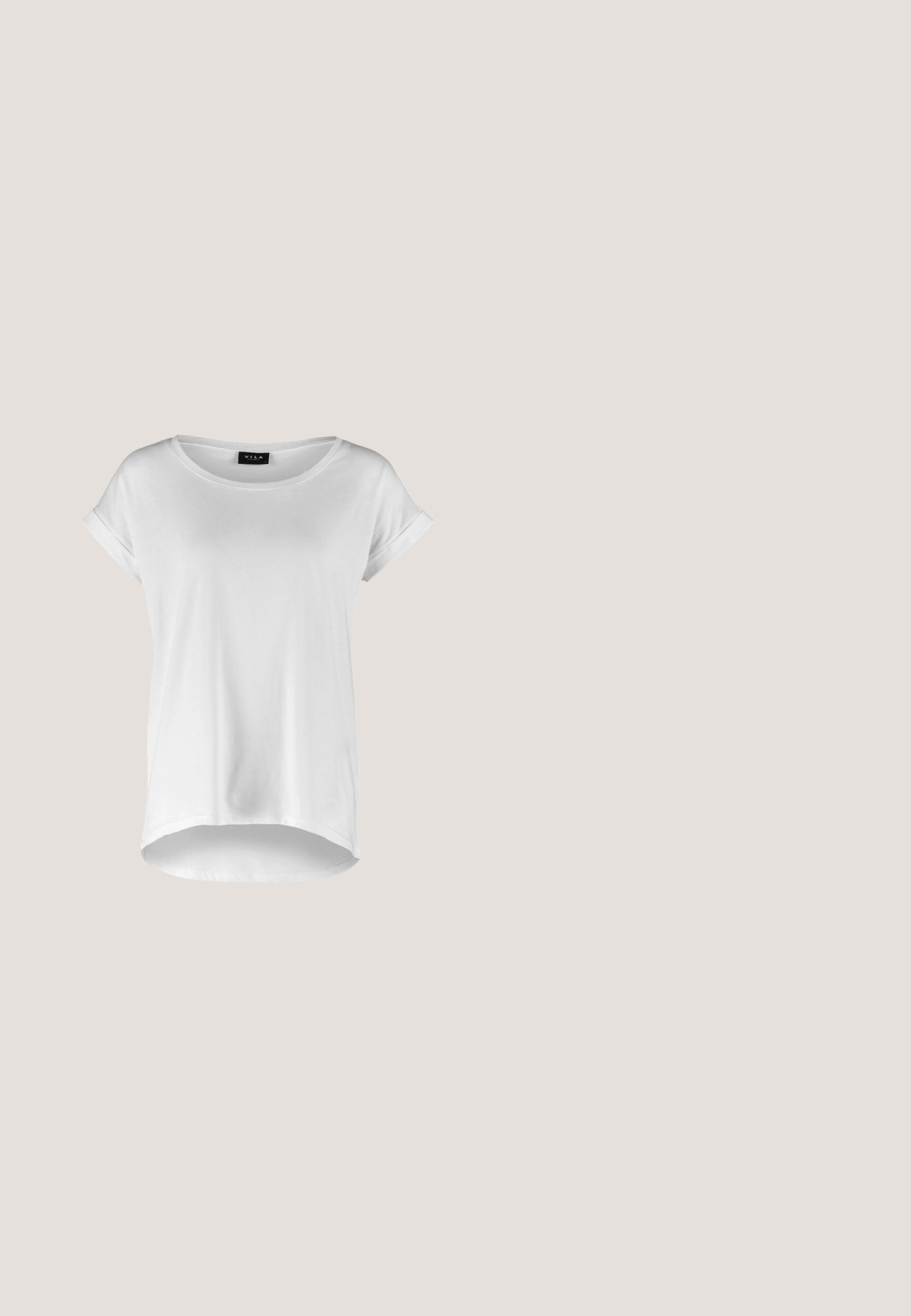 Witte T-shirt met korte mouwen en ronde halslijn, iets langere achterkant, zachte katoen stof en opgerolde mouwen. Geen zichtbare prints.; Zwarte, middellange rok van zacht materiaal. Voorzien van een elastische tailleband, een twistdetail bij de heup en een zijsplit. Over het algemeen een soepele textuur.; Zwarte canvas sneaker met een witte rubberen platformzool, voorzien van witte veters en stiksels, iconische branding op de zijkant, low-top ontwerp.; Gouden metalen bril met ovale lenzen, slanke armen en transparante neus pads. Heeft subtiele scharnieraccenten en transparante lenzen.; Zwarte stoffen schoudertas met een zachte, gestructureerde oppervlakte, ronde vorm en een enkele strap. Minimalistisch ontwerp zonder zichtbare hardware of accenten.; Zilveren hoepeloorbellen, cirkelvormig, met een gladde glanzende textuur en een constante breedte. Minimalistisch ontwerp zonder extra accenten.