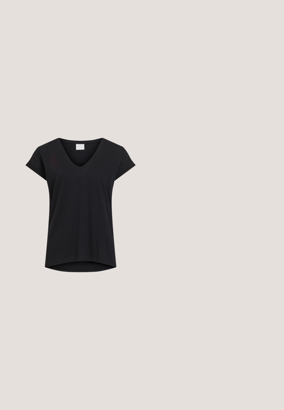 Zwarte v-hals t-shirt met korte mouwen, gemaakt van gladde stof. Heeft een rechte snit en een iets langere achterkant. Etiket: VILA.; Lichtblauwe denim jeans met een hoge taille, rechte pijpen en vervaagde details. Beschikt over vijf zakken en zichtbare stiksels.; Witte Puma platform sneaker met zwarte streep en gouden logo, zwevend boven een betonnen bankje in een buitenomgeving.; Zwarte cat-eye zonnebril met donkergrijze lenzen, slank plastic frame, puntige hoeken en rechte pootjes. Geen zichtbare hardware of accenten.; Gouden multi-laags halsketting met verschillende kettingstijlen, waaronder chunky schakels en fijne kettingen, met ronde en rechthoekige hangers.; Zwarte leren riem met een zilveren metalen gespan, met een gladde textuur en een klassiek ontwerp. De riem heeft een breedte van 3,8 cm.