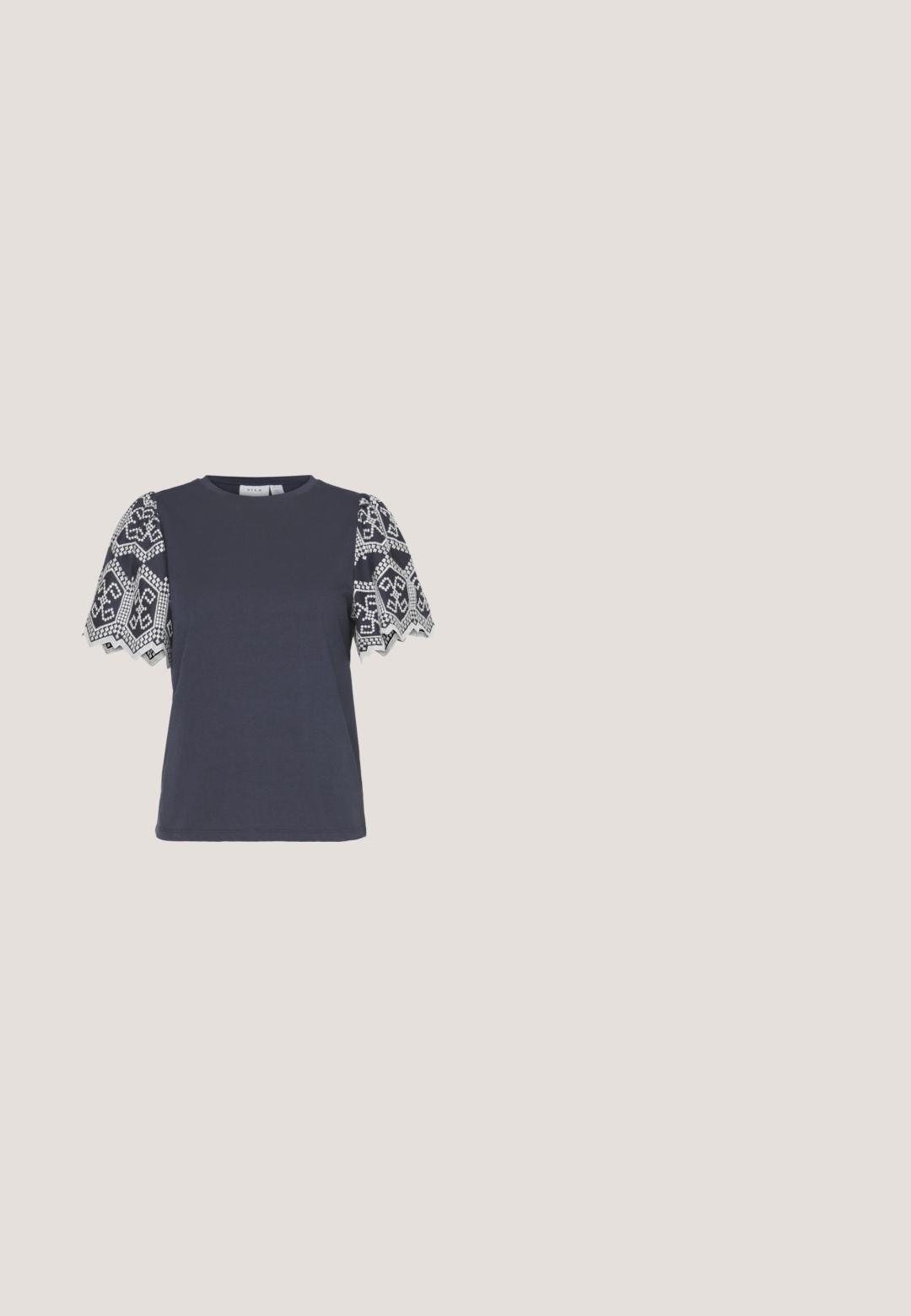 VILA VIABI - Camiseta estampada - navy blazer/white; Pantalones cargo de mezclilla azul con una cintura elástica y cordón, que cuentan con dos grandes bolsillos laterales y un diseño de pierna ancha.; Zapatilla alta de lona negra con cordones blancos, suela gruesa color crema, costuras en contraste y un diseño de punta redondeada.; Gafas ovaladas con un marco metálico plateado, lentes transparentes y acentos de templos con textura de cuentas. Diseño ligero con brazos curvados.; Bolso negro acolchado con un asa redondeada, que presenta una superficie lisa y brillante y una textura suave y acolchada. Sin herrajes ni acentos visibles.; Los pendientes de aro de plata presentan un diseño suave y redondeado con un perfil delgado y un cierre seguro. Estilo minimalista con un acabado pulido.