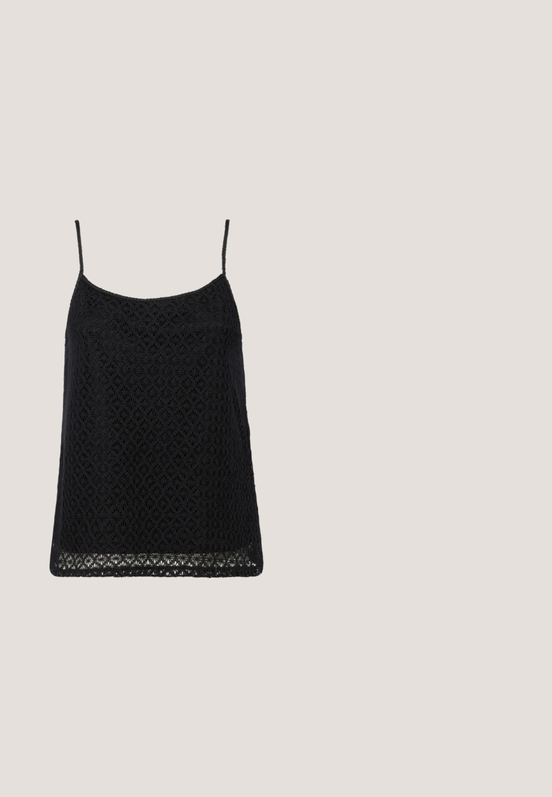 Schwarzes Spitzen-Camisole-Top mit verstellbaren Spaghettiträgern, floralem Muster und lockerem Schnitt mit gewellten Saumdetails.; Schwarz-weißer Rock mit Blattmuster aus leichtem, strukturiertem Stoff, mit elastischem Bund und bodenlanger Schnittführung.; Schwarze Slip-On-Sandale mit gekreuzten Riemen. Aus glattem Leder mit flacher Sohle und minimaler Nahtverarbeitung. Einfaches, offenes Design.; Schwarze, eckige Sonnenbrille mit grauen Gläsern; aus Kunststoff gefertigt, mit dicken Bügeln, die eine glatte Oberfläche und keine sichtbaren Beschläge haben.; Pieces PCALUANA SHOULDER BAG - Handtasche - black; Paar glänzende silberne Creolen mit dünnen Drahtverschlüssen, dargestellt vor einem hellgrauen Hintergrund.