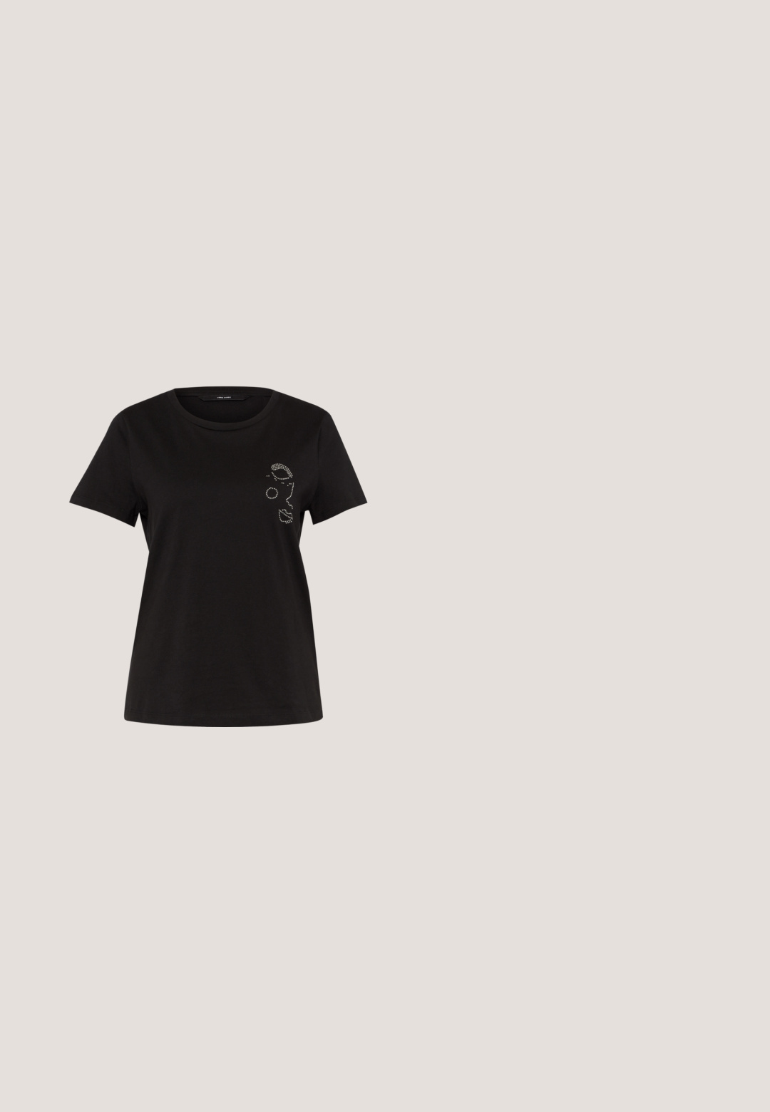 Vero Moda VMFRANCIS FACE BOX - T-shirts print - black; Sorte højtaljede shorts lavet af et glat, strækbart stof. Har en afslappet pasform og sidelommer. Simpelt design uden synlige mønstre eller accenter.; Sort læder knæhøj støvle med en tyk platformsål, der har en dekorativ rem med trekantede metalliske spændesystemer og struktureret sidepanel.; Sorte rektangulære briller med klare linser. Blank finish, smalle stænger, og lilla nuance synlig i kanterne af linsen.; Sort skuldertaske i læder med justerbar rem og sølvkædedetalje på hvid baggrund.; Sterling sølvring med udskårne stjerneformer rundt om båndet, med en glat, poleret overflade og mærket "925" indeni.