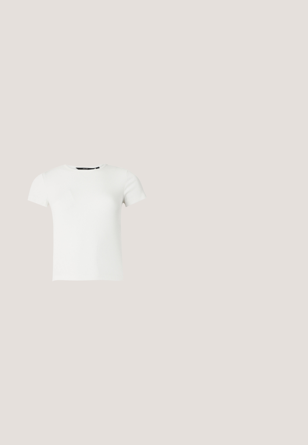 Wit geribbeld gebreid T-shirt met korte mouwen en een ronde hals, weergegeven op een effen lichtgrijze achtergrond.; ONLY ONLHUSH BELT - Jeans Skinny Fit - light blue denim; Zwarte leren sandalen met een kruisbandontwerp, verstelbare gesp en een gestructureerde zool met ribbels voor grip.; Strakke zwarte ovale zonnebril met donkere glazen en rechte pootjes, rustend op een wit oppervlak.; Zwart leren handtas met een driehoekige vorm, schuine klep en een ronde handgreep. Heeft een gladde textuur en minimalistische ontwerpelementen.; Zwarte leren riem met een zilveren metalen gespan, met een gladde textuur en een klassiek ontwerp. De riem heeft een breedte van 3,8 cm.