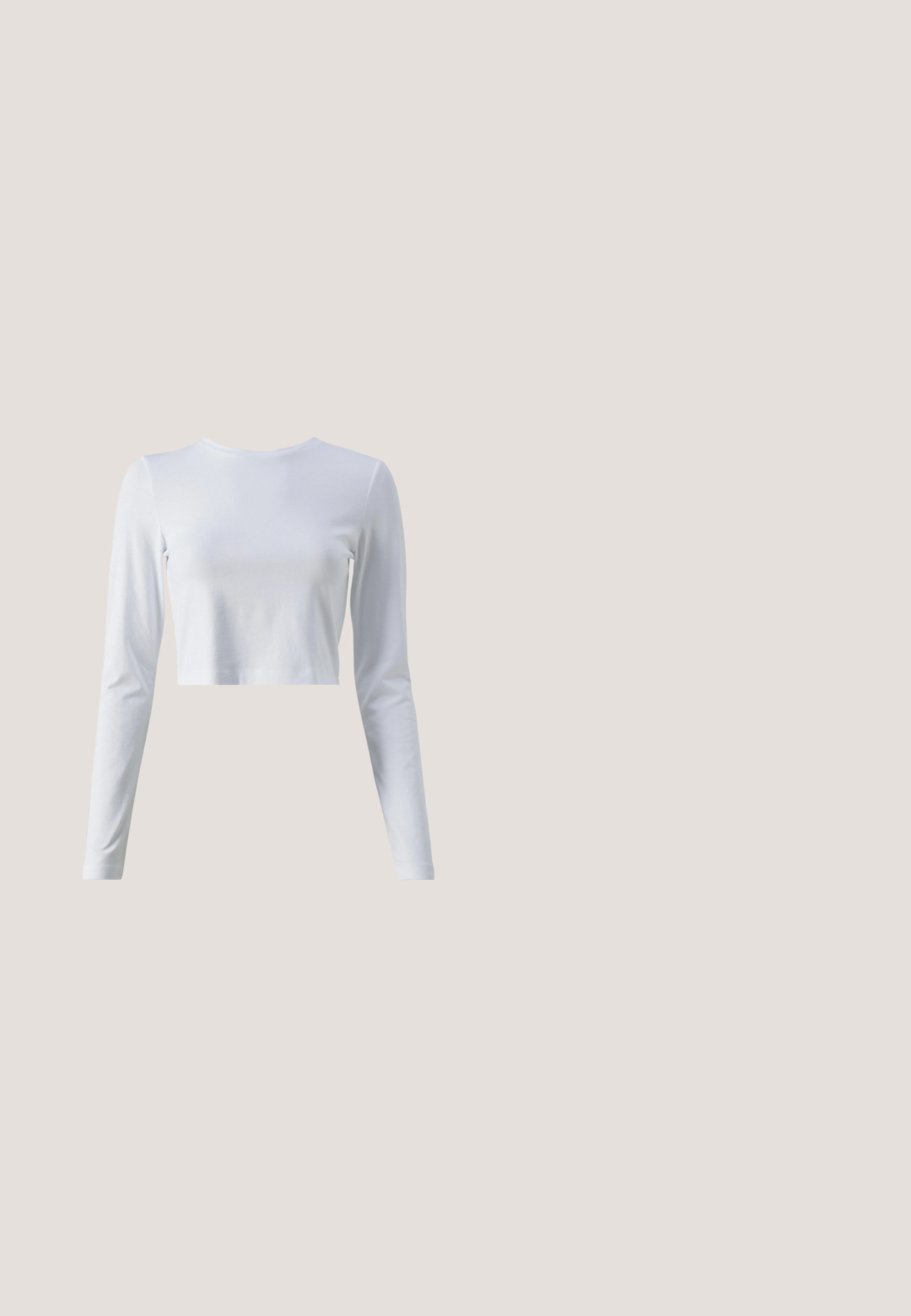 Weißes, kurz geschnittenes Langarmshirt aus weichem Stoff. Hat einen klassischen runden Halsausschnitt und eng anliegende Ärmel. Glatte Textur, minimalistisches Design.; Schwarze ausgestellte Hosen aus elastischem Stoff. Sie haben einen hohen Bund und ein glattes, eng anliegendes Design, das ab dem Knie nach unten ausgestellt ist.; Weißer High-Top-Canvas-Sneaker mit weißen Schnürsenkeln, metallischen Ösen, dicker Gummisohle und strukturierter Zehenkappe, nach links auf weißem Hintergrund ausgerichtet.; Schwarze Cat-Eye-Sonnenbrille mit dunkelgrauen Gläsern, schlankem Kunststoffrahmen, spitzen Ecken und geraden Bügeln. Keine sichtbaren Befestigungen oder Akzente.; Weiße Kunstleder-Handtasche mit einer strukturierten dreieckigen Form, einem verstellbaren Einzelgurt und einem Klappenverschluss mit geschwungenen Akzenten.; Silberne Creolen mit minimalistischem Design. Rundform, glatte Oberfläche und dünnes Profil. Leichtgewichtig mit hochglänzender Oberfläche.