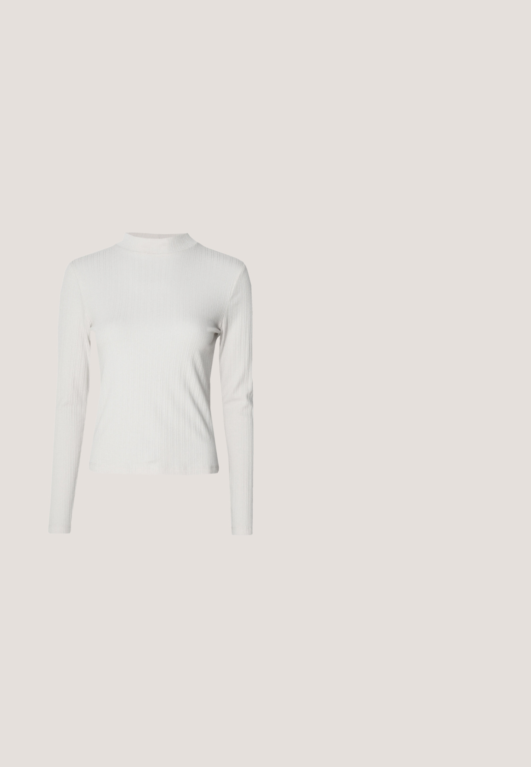 Top de manga larga en beige claro con textura acanalada, cuello alto simulado y textura suave, con un corte ajustado y detalles de diseño mínimos.; Falda midi de punto en color blanco roto, con acanalado vertical, cintura ajustada y dobladillo ondulado negro. Textura suave con caída ligera.; Zapato estilo Mary Jane en cuero crema con puntera de charol negro. Presenta una punta redonda, tirante en el tobillo con una hebilla cuadrada y un tacón bajo y cuadrado.; Gafas de sol de carey marrón con una forma vintage de ojo de gato y lentes marrones. Presentan brazos curvados con acentos rojos.; Bolso de mano de cuero suave de color crema con diseño fruncido y plisado y una delgada correa para el hombro que descansa delante sobre un fondo liso.; Pendientes de metal plateado con un diseño curvado minimalista, que presentan formas de lágrima abiertas y alargadas con un acabado mate.