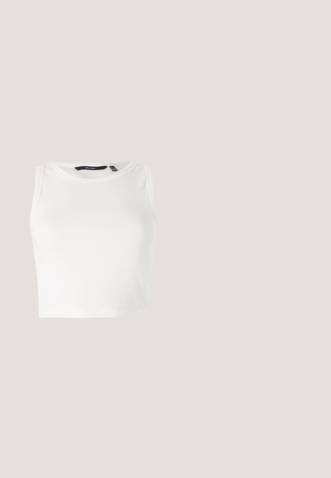 Haut sans manches blanc côtelé avec un col rond. Le tissu semble doux et extensible, sans embellissements ni motifs visibles.; Shorts en denim gris avec ourlets roulés, design cinq poches et fermeture par bouton central. Texture lisse avec des détails de décoloration subtils.; Baskets Nike Air Force 1 blanches lévitant au-dessus d'une surface en béton avec des ombres dans un cadre minimaliste.; Lunettes de soleil style œil de chat avec une monture en écaille de tortue noire et orange, verres marron et pointes effilées et élégantes. Présente un logo minimaliste sur la branche.; Pieces PCALUANA SHOULDER BAG - Sac à main - black; Boucles d'oreilles créoles en argent avec une finition lisse et brillante. Forme circulaire, dotée d'un fermoir sécurisé. Design simple et élégant.