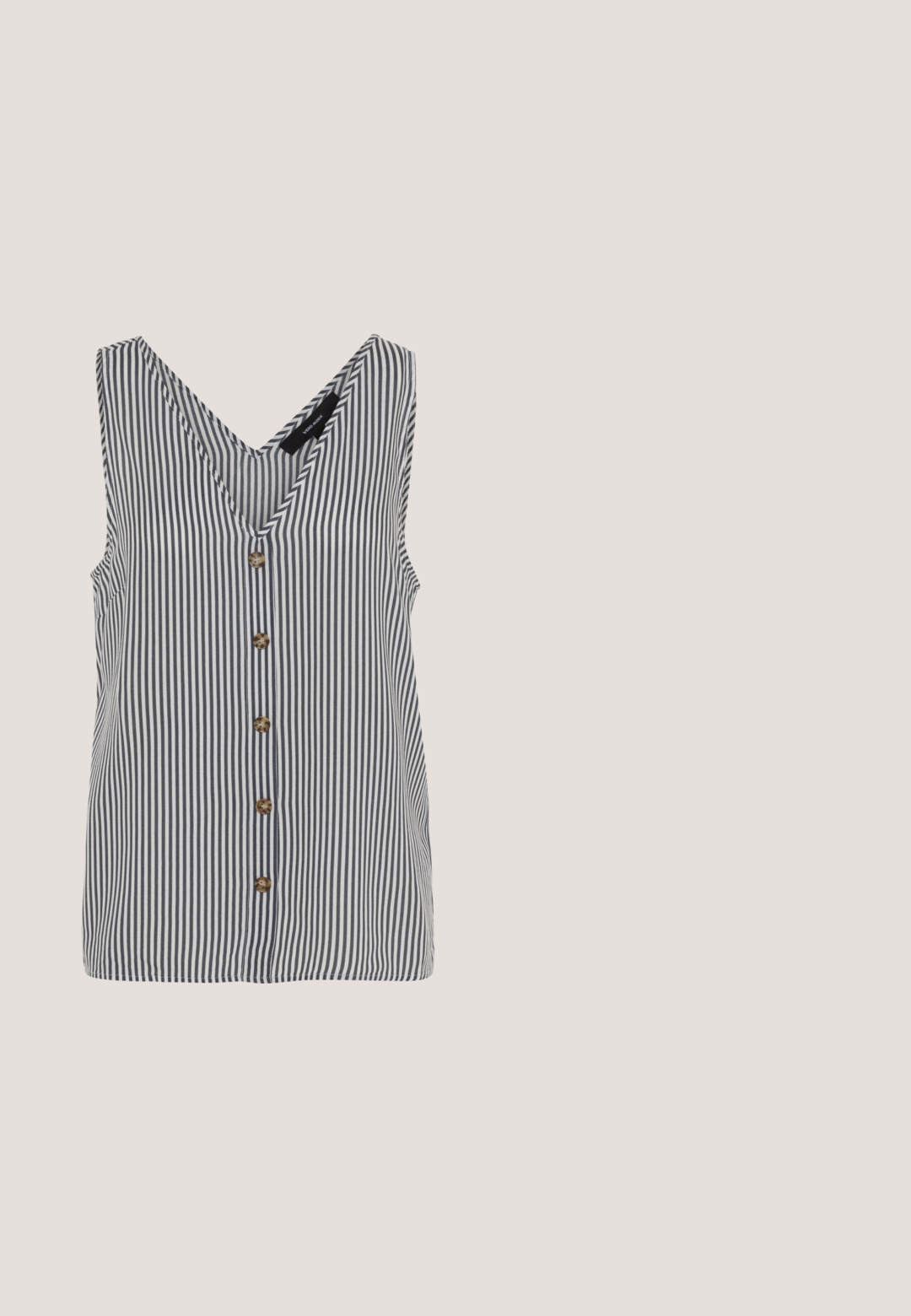 Top sin mangas a rayas con diseño de escote en V, que presenta rayas verticales en azul marino y blanco, y cinco botones marrones en la parte delantera.; Vaqueros acampanados de color azul claro, hechos de denim, con una cintura alta, diseño de cinco bolsillos y dobladillo sin rematar en la parte inferior. La textura está ligeramente desgastada.; Zapato slingback de charol negro con tacón bajo y grueso y una fina correa con hebilla de plata en la parte superior.; Bolso de hombro de cuero negro con textura de cocodrilo, cremallera plateada, correa desmontable y logo "Karl Lagerfeld Jeans" en el frente.; Par de pendientes gruesos de aro dorados y brillantes con postes de metal sobre un fondo gris claro.; Cinturón de ante negro de diseño ancho, con un nudo atado y extremos acentuados en dorado. Textura suave con un ligero brillo.
