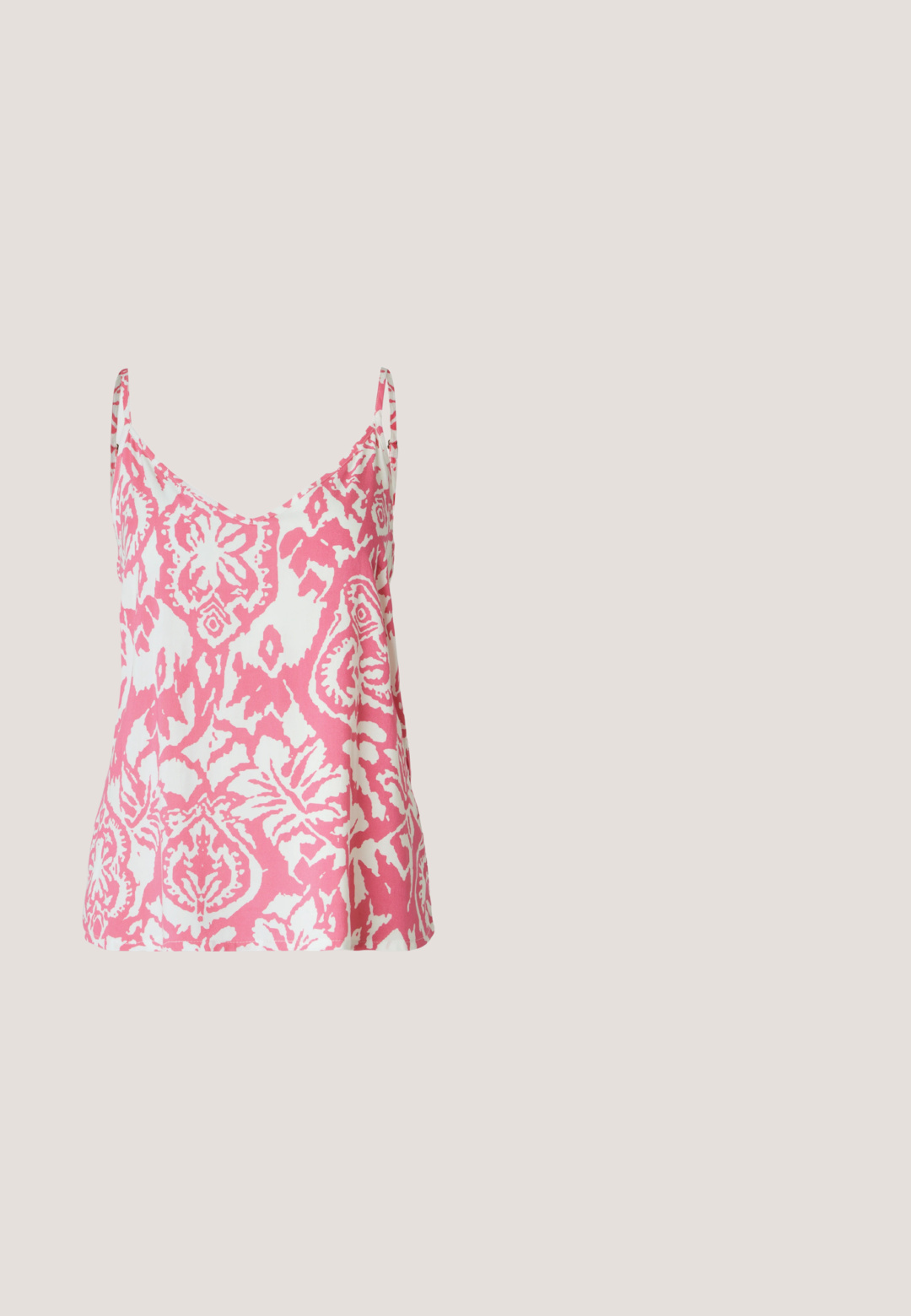 Zijdeachtige roze en witte camisole met spaghettibandjes, voorzien van een V-hals en een losse pasvorm, gemaakt van lichtgewicht stof.; Witte skinny jeans gemaakt van rekbare katoenmix, met voorzakken, een ritssluiting en een enkele knoopsluiting.; Witte hoge sneakers van canvasmateriaal, zwarte rubberen zool en contrasterende zwarte streep op de tussenzool. Circulaire neus en vetersluiting.; Roze transparante zonnebril met ovale lenzen, donkerrode tint en slanke pootjes, met een gladde afwerking en subtiele details op het frame.; Roze leren handtas met een gebogen vorm, een enkele verstelbare schouderriem en een ritssluiting aan de bovenkant. Geprofileerde afwerking met zichtbare kreukels.; Een paar glanzende zilveren oorringen met dunne draadafsluitingen, getoond op een lichtgrijze achtergrond.