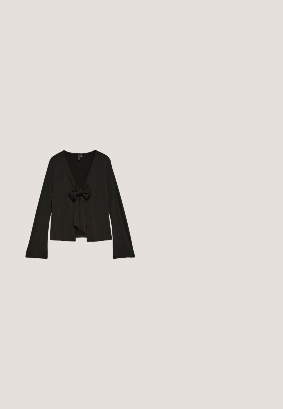 Blusa negra de manga larga con escote en V profundo y detalle de lazo frontal, ajuste holgado y mangas ligeramente acampanadas.; Jeans negros de campana en una tela elástica con un ajuste ceñido en la parte superior y piernas anchas. Presenta un cierre frontal con botón y bolsillos laterales. Textura suave.; Sandalia plana negra de punta afilada con varias correas con hebillas y talón descubierto, situada sobre una superficie pavimentada y con un fondo de muro de azulejos.; Gafas de sol redondas con tinte marrón y un marco burdeos brillante. Patillas delgadas con un sutil detalle de marca. Diseño de lentes planos.; Bolso de hombro rectangular negro con una correa ajustable y un cierre de cremallera superior sobre un fondo liso.; Pendientes de plata con una forma orgánica y abstracta. Superficie lisa y brillante con un diseño cónico. Presentan suaves curvas y un detalle de línea central.