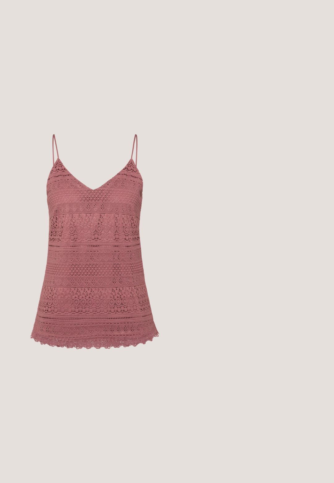 Camisole en dentelle rose avec des bretelles spaghetti réglables, présentant un décolleté en V et un ourlet festonné. Motifs complexes sur tout le tissu.; Pantalons larges d'un riche coloris bourgogne, dotés d'une taille à cordon de serrage, fabriqués dans un tissu léger et texturé avec une finition douce.; Sandale plateforme noire à enfiler avec semelle en corde tressée et détails en clous métalliques sur fond de sol carrelé.; Lunettes de soleil rondes teinte brun avec une monture bordeaux brillante. Branches fines avec un détail de marque subtil. Design de verres plats.; Sac cabas noir au crochet avec motifs carrés texturés et deux bretelles, posé sur un fond uni.; Collier délicat à double chaîne en or avec de petites perles blanches espacées régulièrement sur un fond clair uni.
