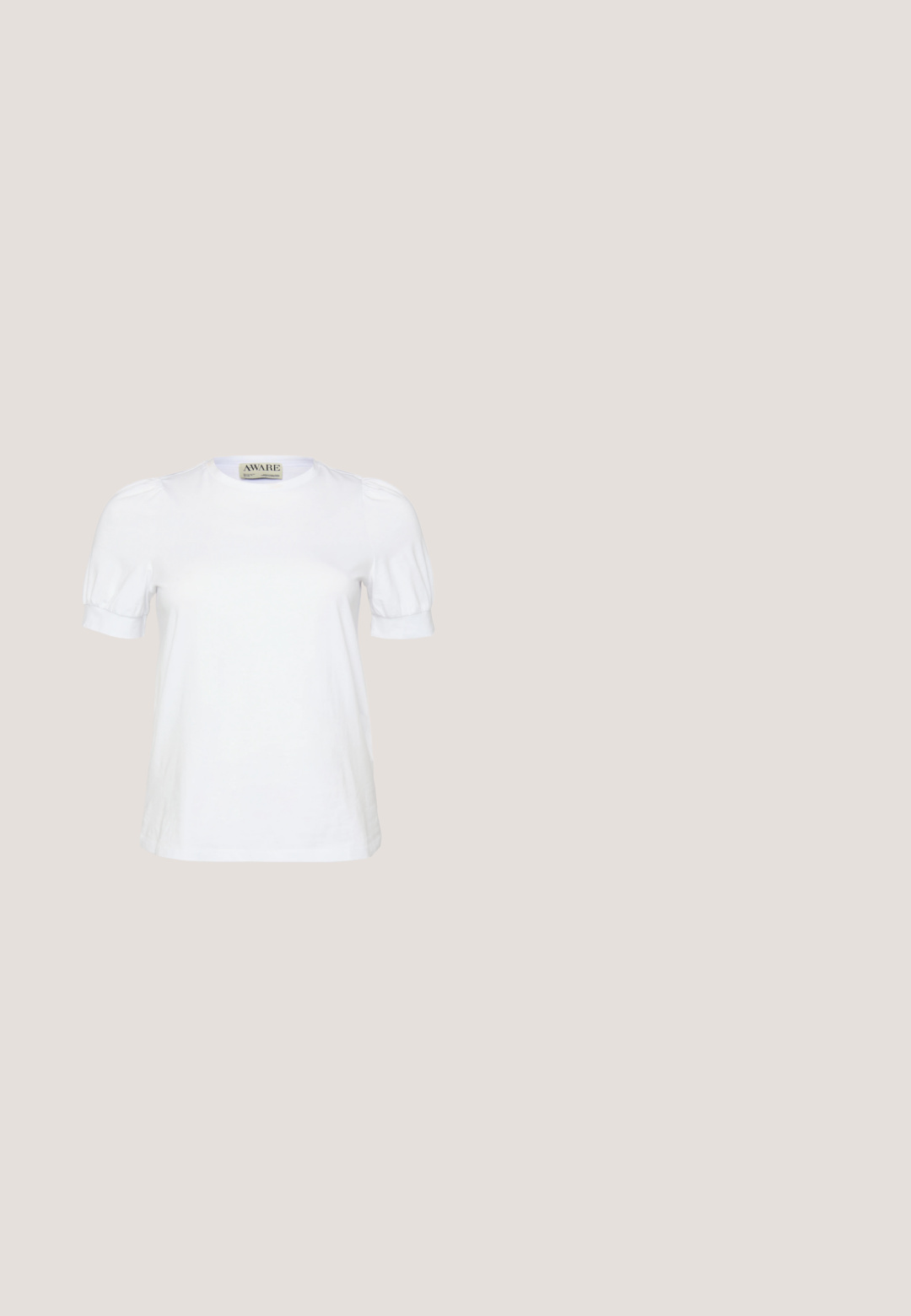 Hvid kortærmet t-shirt lavet af bomuld, med rund halsudskæring og pufærmer med elastiske manchetter. Simpelt og klassisk design.; Sorte denim capri-bukser med lige skæring, fem lommer og tonalt syning. Stoffet har en let tekstur og et klassisk design.; Sorte hæle mules med en glat, mat læderoverdel, åben tå, bred rem over vristen og slank, firkantet hæl.; Sorte rektangulære solbriller med mørkt tonede linser, tyk plastramme og brede stænger. Glat overflade og kantet design.; Sort lædermåneformet håndtaske med enkelt strop og gyldent rektangulært spænde med hest og rytter-logo.; Guldøreringe med en glat, rund design og poleret finish, som har en sikker låseanordning. Størrelsen er medium.