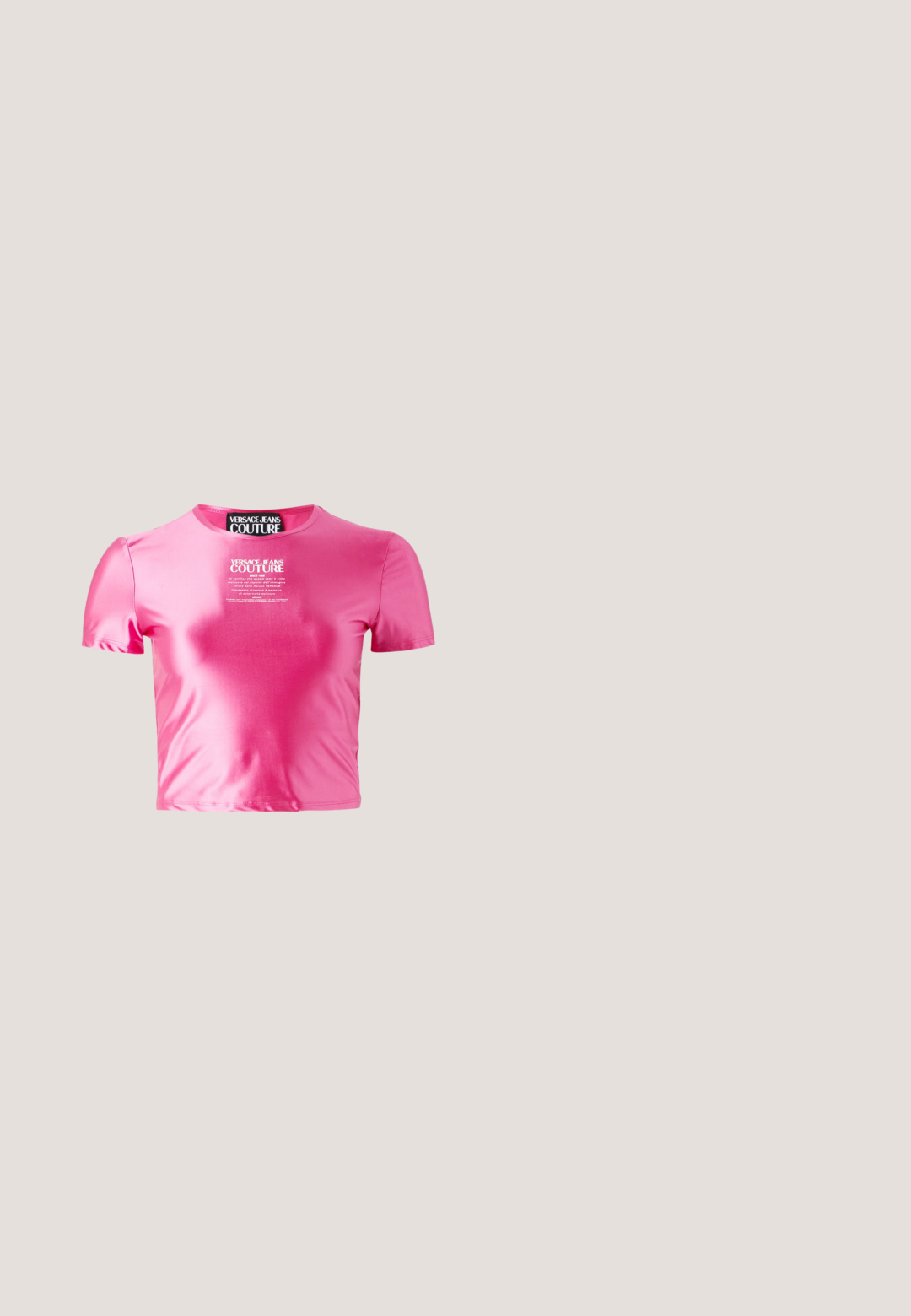 Camiseta corta rosa hecha de una tela suave y brillante. Tiene mangas cortas y un cuello redondo con un logotipo de texto blanco en el centro.; Tela blanca texturizada con lentejuelas agrupadas, que presenta una apariencia suave y esponjosa. Forma rectangular con una superficie uniforme.; Zapatilla multicolor con un upper brillante, que presenta una mezcla de verde menta, rosa y oro. Suela gruesa blanca con detalles en negro y una cadena decorativa.; Gafas de sol rectangulares negras con lentes grises degradados. Montura de plástico brillante, con patillas texturizadas en negro y sutiles detalles del logo.; Bolso de mano negro con cuentas, con un asa anudada, que presenta una forma rectangular y una superficie texturizada adornada con pequeñas cuentas brillantes.; Collar de cadena plateada con pequeños detalles metálicos rectangulares espaciados uniformemente y un cierre ajustable sobre un fondo blanco.
