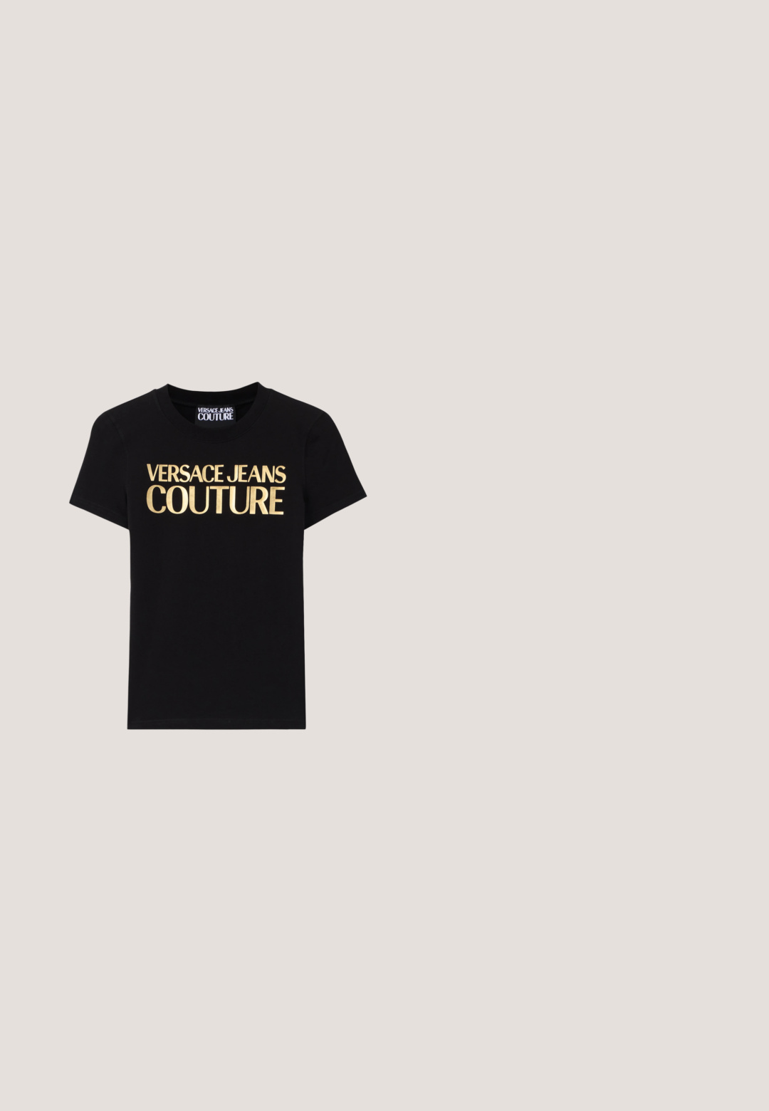 Sort bomulds-T-shirt med "VERSACE JEANS COUTURE" i store guld-bogstaver på forsiden, korte ærmer og rund halsudskæring.; Sorte slim-fit joggers med snøre i taljen og gyldent Versace Jeans Couture logo-patch på øverste venstre lår.; Sorte laklæder højhælede sko med spidse tæer, en sløjfedetalje foran og en dekorativ accent i guldtonet metal bagpå.; Sorte wraparound solbriller med mørke gradientlinser og gyldne udsmykninger på brede stel.; Sort læderhåndtaske med tekstur, to håndtag, gyldent lynlås og gyldent slangeformet lukke på forsiden.; Par kvadratiske guldringe med åbne kanter i midten, hver prydet med to rækker små klare funklende sten.