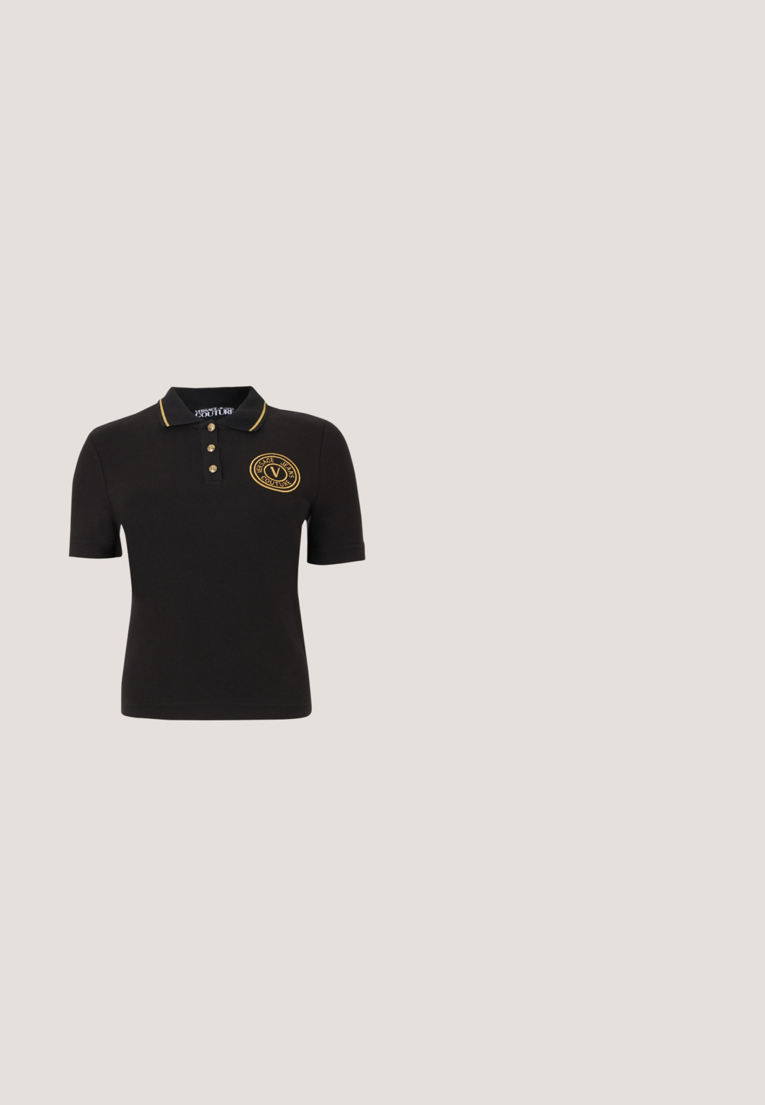 Čierne polokošeľa s krátkym rukávom, golierom s pozláteným lemom, zlatými gombíkmi a zlatým vyšívaným logom "Versace Jeans Couture" na hrudi.; Čierna rebrovaná midi sukňa z elastického materiálu, so splývavým lemom, jemným leskom, elastickým pásom, s logom umiestneným blízko hornej časti.; Čierna lakovaná kožená vysoká päta s špicatou špičkou, detailom mašle na prednej strane a dekoratívnym akcentom zlatého kovu vzadu.; Čierne plastové slnečné okuliare s tmavými šošovkami, ostrým rámom a zlatým logom na boku. Hladký povrch a minimalistický dizajn.; Čierna prešívaná kabelka so zlatými retiazkovými popruhmi a zlatou plakietou s logom "Love Moschino" v prednej strede.; Náušnice visiace v zlatej farbe s kruhovými príveskami s centrálnymi a okoloidúcimi priehľadnými kryštálmi a vyrytým nápisom "GUESS" okolo okraja.