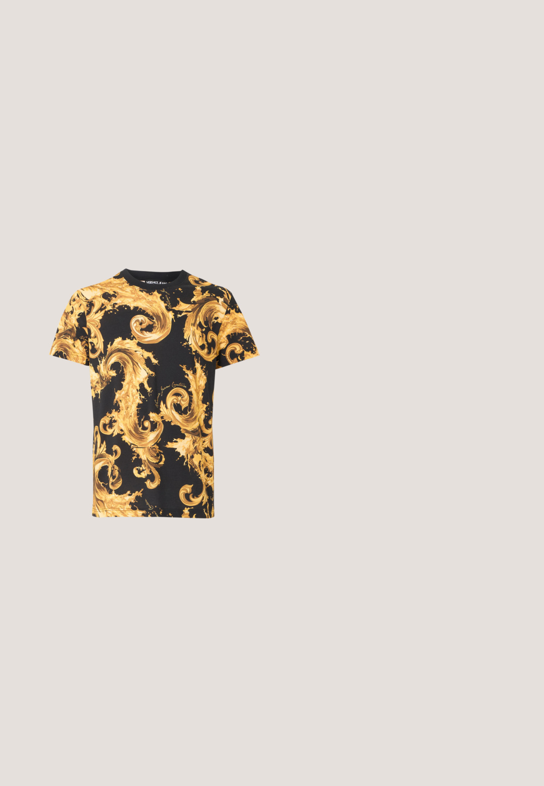 Must lühikeste varrukatega t-särk, millel on keerlevad kuldsed barokkstiilis lillemustrid ja väikesed "Versace Jean Couture" kirjutusstiilis aktsendid.; Mustad mustriga püksid elastse vöökoha, nööridega sulgemise ja reguleeritavate sääreotstega, millel on lukud. Sile ja läikiv tekstuur.; Mustast nahast toss, millel on sile viimistlus, lai varbalaegas ja helehall kummist tallamaterjal. Disaini täiendavad paelad ja minimalistlikud detailid.; Pruunist atsetaatpäikeseprillid tumeroheliste objektiividega, ristkülikukujulised, kuldsete aktsentidega templites. Sile tekstuur, minimalistlik disain.; Väike sinepikollane ristkere ristkülikukujuline kott esipaneelil asuva lukuga tasku ja hõbedase logoga.; BOSS GALEN - Käevõru - black