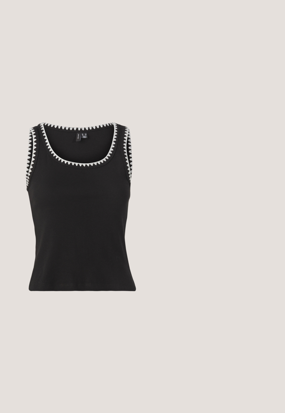 Débardeur noir côtelé avec un col rond et des coutures en zigzag blanches le long des emmanchures et des bords du col.; Shorts longueur genou à imprimé léopard avec une ceinture élastique dans des tons de marron, noir et beige sur fond blanc.; Mule noire à bout ouvert avec dessus en cuir tissé et talon mi-hauteur élancé sur un fond clair uni.; Lunettes de soleil noires avec des verres gris, ornées d'un motif en grille de petits rhinestones métalliques le long des montures. Fini lisse, design angulaire.; Pieces PCALUANA SHOULDER BAG - Sac à main - black; Collier en or à plusieurs couches avec différents styles de chaînes, y compris des maillons épais et des chaînes fines, orné de pendants circulaires et rectangulaires.