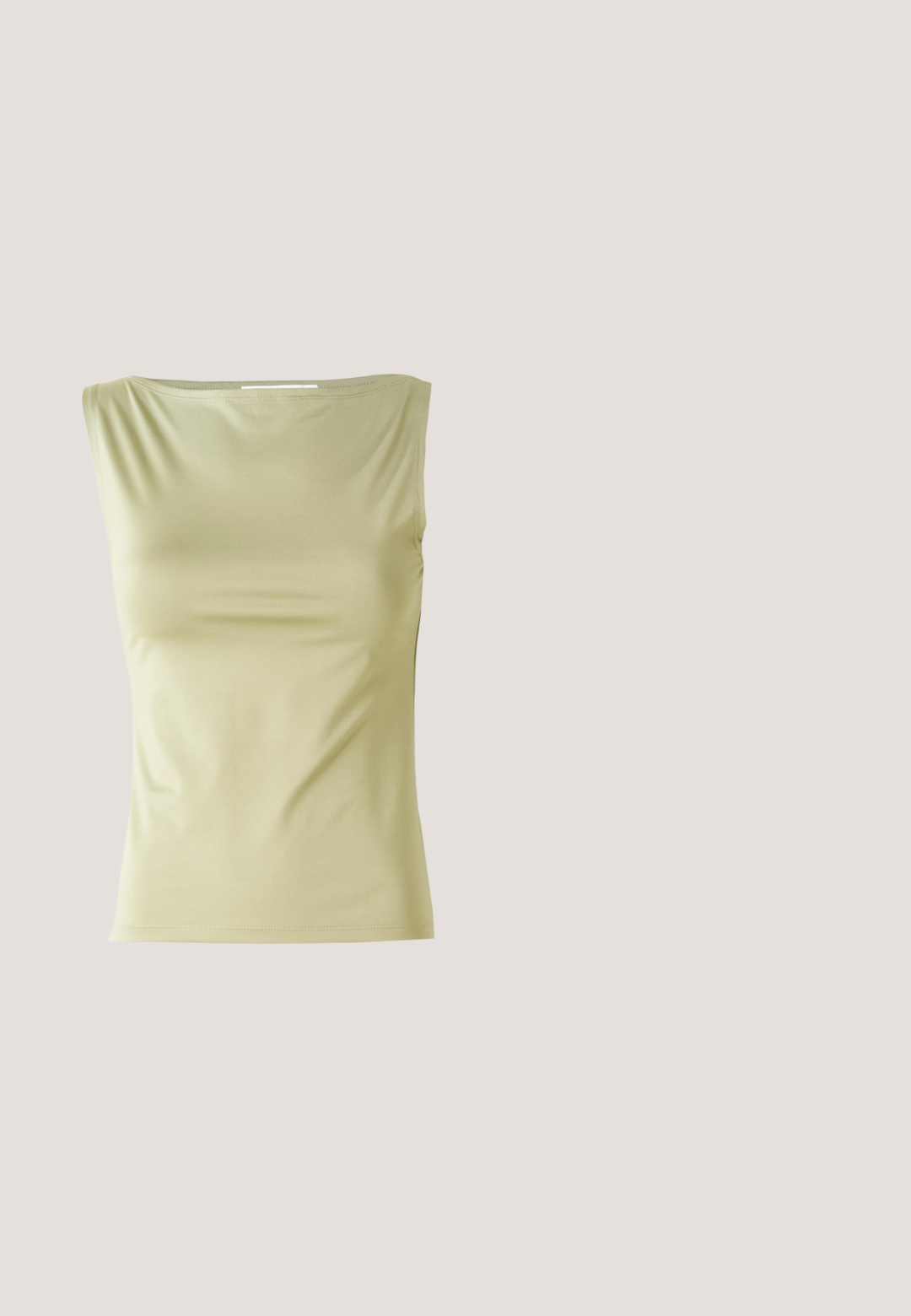 Haut sans manches vert clair en tissu lisse, avec un col rond et une silhouette ajustée dotée de coutures latérales discrètes.; Pantalons larges noirs en tissu doux et léger. Dotés d'une taille élastique lisse et sans motifs ni éléments visibles.; Sabots roses clairs en caoutchouc, dotés de trous de ventilation, d'une forme sculptée et d'une semelle texturée pour l'adhérence. Portés avec un pantalon beige clair.; Lunettes de soleil rectangulaires noires avec des verres teintés foncés, monture en plastique épaisse et branches larges. Surface lisse et design angulaire.; Sac à épaule en cuir noir avec une sangle à boucle, des bords arrondis et des coutures blanches contrastées sur un fond uni.; Collier en chaîne dorée avec de petites médailles rondes texturées espacées uniformément le long de la longueur, présentant une finition polie et des maillons délicats.