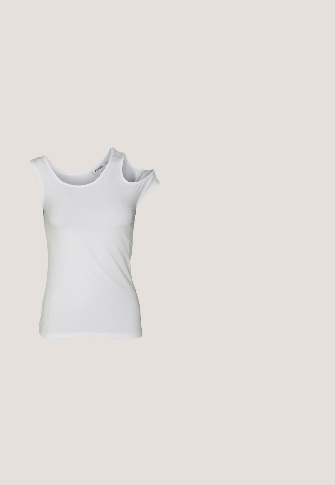Weekday ZARI ASSYMETRIC - Top - white; Pantalones negros con un diseño elegante, que presentan un corte ajustado, cintura estándar, pliegues frontales y dobladillo a la altura del tobillo. Textura de tela suave.; Bailarinas metálicas plateadas con punta afilada, correa en el tobillo con hebilla ajustable, superficie texturizada y suela negra minimalista.; Gafas de sol con montura negra, lentes octogonales de color azul oscuro y patillas delgadas apoyadas sobre una superficie clara.; Bolso de hombro de cuero sintético gris con un diseño curvo, ribete negro y una placa con logo plateada en el frente. Correa ajustable para uso versátil.; Pulsera de metal con una serie de eslabones cuadrados, que presenta una superficie texturizada y un color plateado brillante; asegurada con un cierre central.