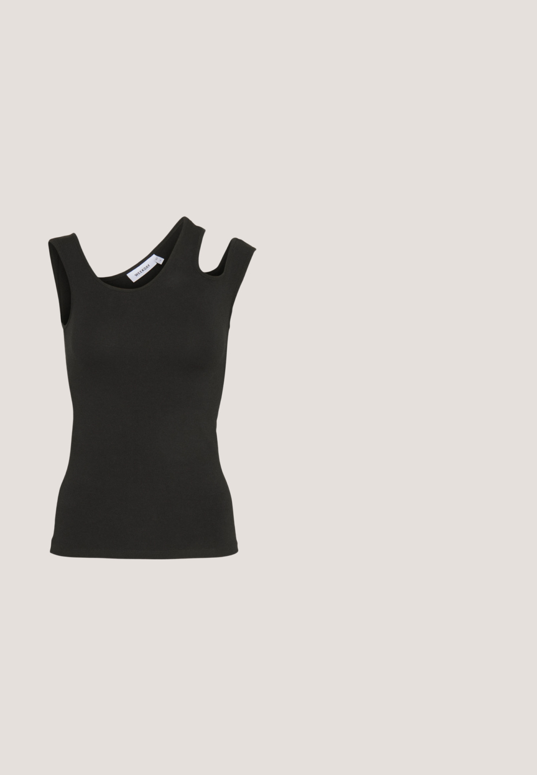 Weekday ZARI ASSYMETRIC - Top - black; BDG Urban Outfitters BAGGY - Džínsy voľného strihu - pink; Čierna vysoká plátenná teniska s bielou gumovou podrážkou a bielymi šnúrkami, zobrazená zboku na bielom pozadí.; Ružové priehľadné slnečné okuliare s oválnymi šošovkami, tmavočerveným tónovaním a štíhlymi ramenami, so hladkým povrchom a jemnými detailmi na ráme.; Ružová, polstrovaná kabelka s oblehnutým dizajnom, vyrobená z lesklého materiálu. Obsahuje naťahovanú rukoväť a zipsové uzatvorenie pre bezpečný prístup.; Strieborné kruhové náušnice, oblého tvaru, hladký lesklý povrch a rovnomerná šírka po celom obvode. Minimalistický dizajn bez ďalších akcentov.