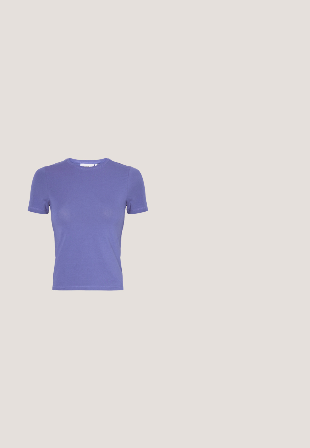 Weekday SLIM FITTED - Βασικό μπλουζάκι - purple; Γκρίζες καμπάνες από λείο ύφασμα με προσαρμοσμένη εφαρμογή, που διαθέτουν πτυχές μπροστά και μέσο ύψος στη μέση.; Μαύρο χοντρό πλατφόρμα δερμάτινο παπούτσι με κορδόνια, χοντρή σόλα με προεξοχές και θηλιά στη φτέρνα, εμφανίζεται σε πλάγια όψη σε απλό φόντο.; Μαύρα ορθογώνια γυαλιά με διαυγείς φακούς, με στρογγυλές γωνίες και πλευρικές λεπτομέρειες, με γυαλιστερό φινίρισμα στο σκελετό και τα βραχίονες.; Μαύρη ορθογώνια τσάντα ώμου με έναν ρυθμιζόμενο ιμάντα και κλείσιμο με φερμουάρ στην κορυφή σε μονόχρωμο φόντο.; Ασημένιο σκουλαρίκι κρίκος με γυαλιστερή φινίρισμα, που διαθέτει μικρές χρυσές λεπτομέρειες και στρογγυλό σχήμα, φορεμένο στον λοβό.