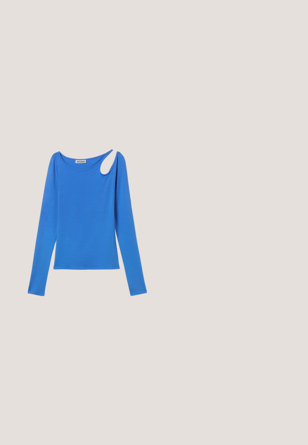 Top azul de manga larga en tela suave, con un corte único en el hombro y escote redondo. Diseño limpio, estilo minimalista.; Jeans de mezclilla azul con bolsillos traseros que presentan costuras amarillas y un parche de cuero marrón de la marca Lee en la cinturilla.; Botas de cuero negras hasta el tobillo con puntera puntiaguda, que presentan una correa de cuero en la parte delantera y un detalle de hebilla plateada, además de un tacón bajo y cuadrado.; Bolso de mano de cuero negro con una textura suave. Cuenta con una correa ajustable y un diseño elegante y minimalista con cierre de cremallera.; Candados en forma de corazón de plata con inscripciones grabadas de "SÍ" y "NO", acabado pulido, diseño simétrico y un robusto cierre de metal.; Cinturón de cuero negro con hebilla, trabilla y punta de plata ornamentadas con grabados florales y decorativos, enrollado sobre un fondo blanco.