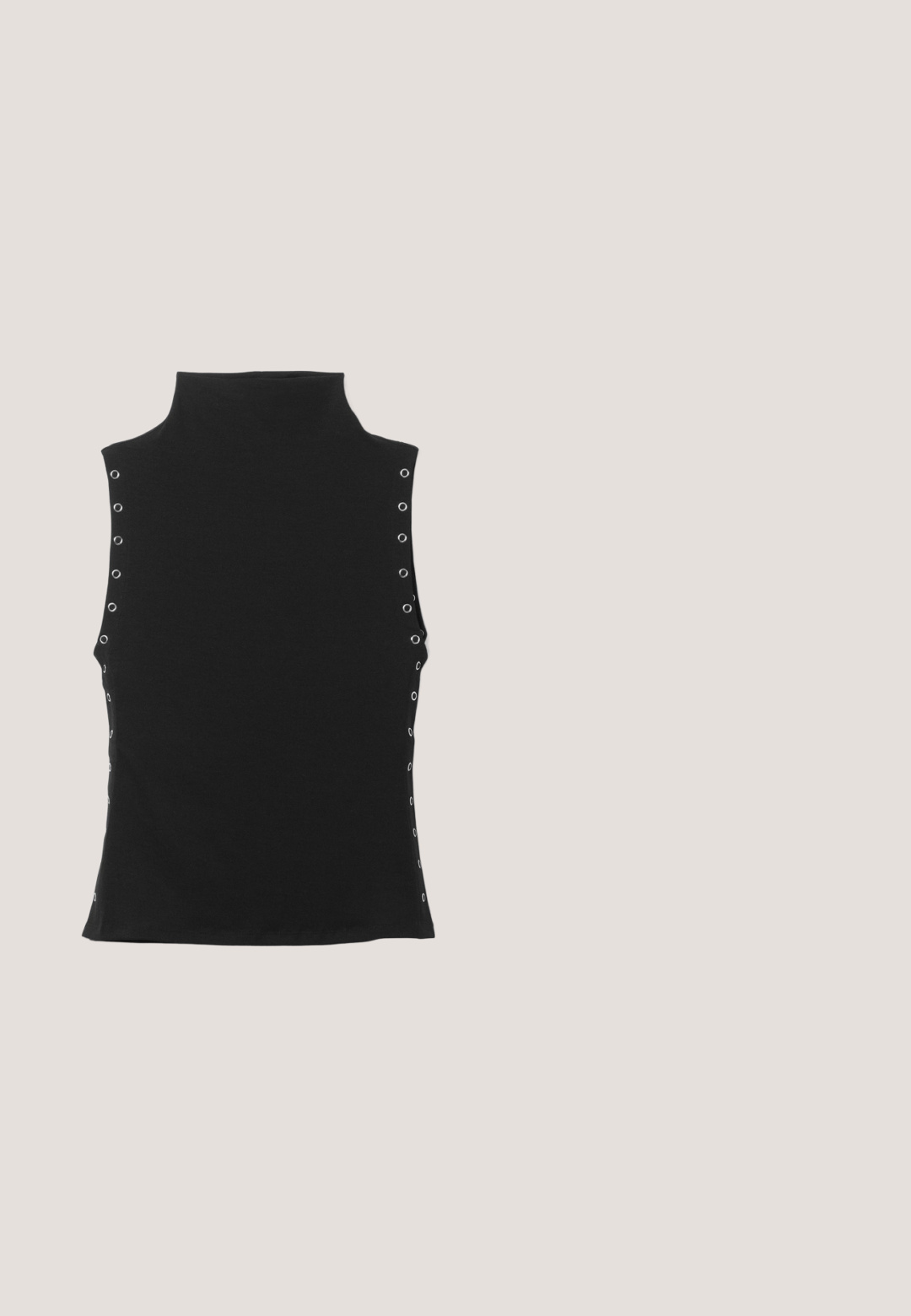 Haut noir sans manches à col montant simulé avec des détails en œillets argentés le long des côtés, posé à plat sur un fond clair.; Shorts en cuir noir taille basse avec boutons métalliques décoratifs sur le devant et les côtés, dotés de poches avant et de détails de couture.; RAID CASIEE - Ballerines - black; Lunettes de soleil grises avec des verres ovales et une monture épaisse. Présentent des accents argentés sur les branches et une finition lisse et brillante.; Sac à épaule en cuir noir avec une sangle à boucle, des bords arrondis et des coutures blanches contrastées sur un fond uni.; Boucles d’oreilles créoles en forme d’étoile argentée avec une finition lisse et polie sur un fond blanc uni.