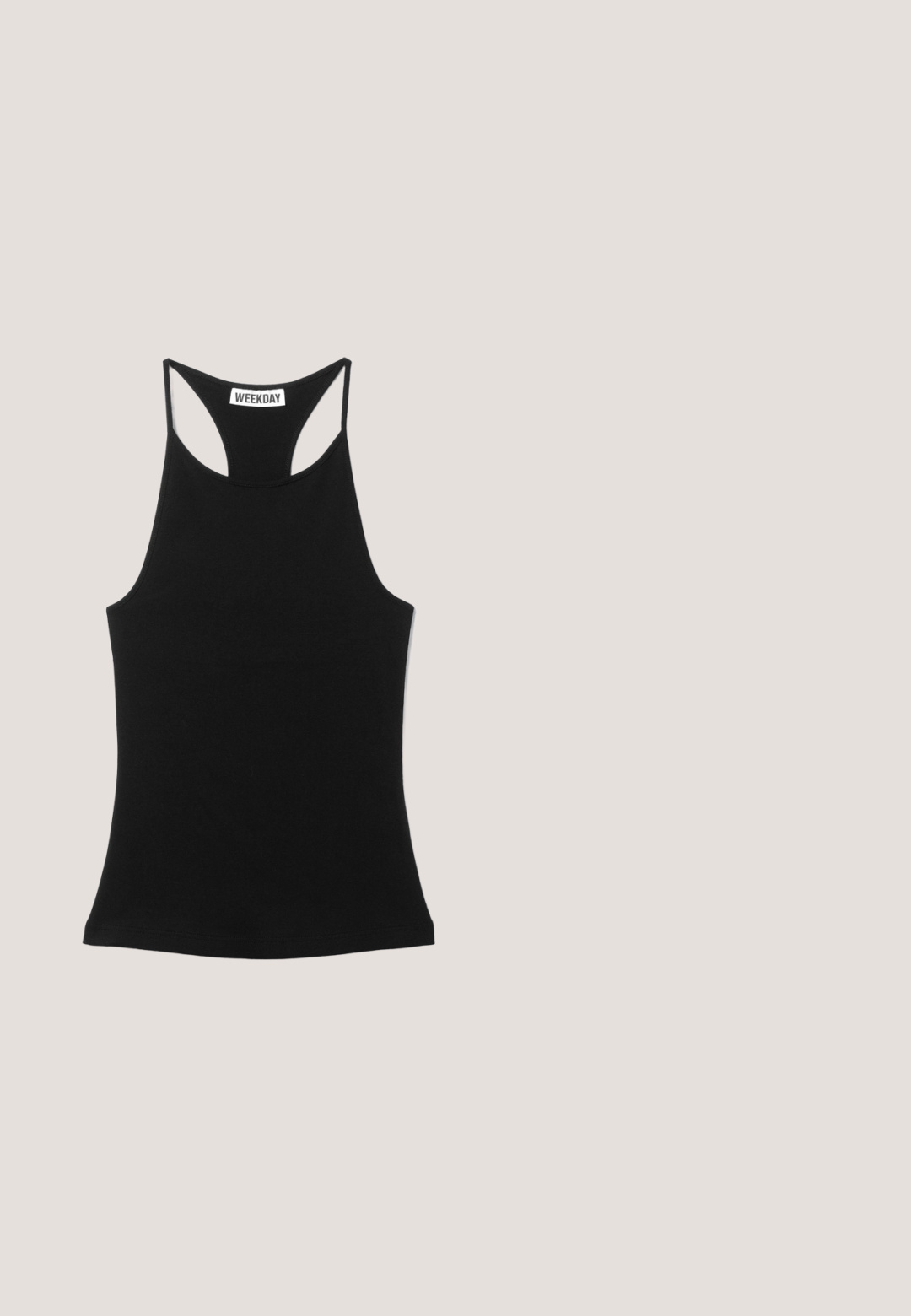 Zwarte mouwloze racerback tanktop met "WEEKDAY" label op de bovenrug, getoond tegen een lichtgrijze achtergrond.; Zwarte rechtlopende spijkerbroek met vijf zakken, knoopsluiting en riemlussen, plat liggend afgebeeld op een lichte achtergrond.; Zwarte rubberen klomp met ventilatiegaten, verhoogde hak en verstelbare band. Gladde textuur en afgeronde vorm.; Zwarte zonnebril met een slank rechthoekig frame en blauwe lenzen. Heeft een gladde textuur en stevige pootjes. Merklogo aan de zijkant.; Kleine zwarte glanzende handtas met twee lange hengsels en zijkant trekkoord details op een effen lichte achtergrond.; Zwarte leren riem met zilveren rechthoekige gesp en meerdere verstelgaten, plat gelegd op een witte achtergrond.