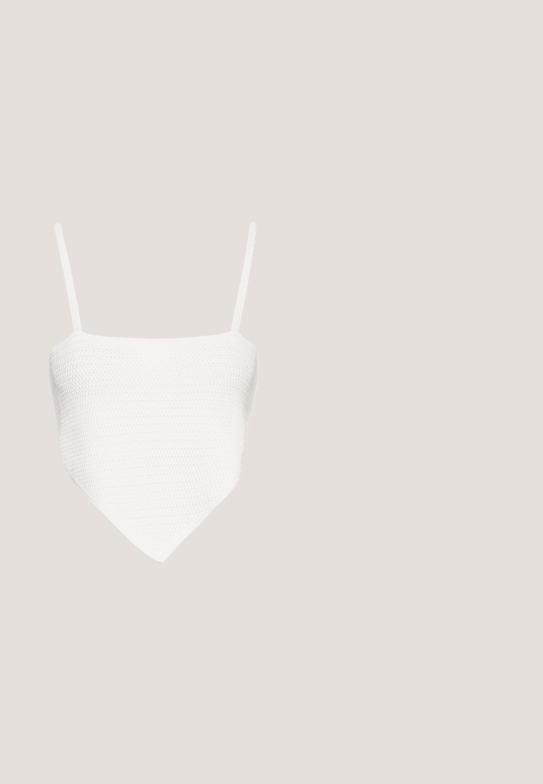 Top cropped branco de malha com alças finas, apresentando uma forma triangular e um padrão texturizado. Feito de material leve.; Jeans de denim azul com um design de perna reta, apresentando um padrão de bolinhas, cinco bolsos e um fecho frontal com botão.; Sandálias de couro pretas com um design de tiras cruzadas, fivela ajustável e sola texturizada com sulcos para maior aderência.; Even&Odd by Zalando Óculos de sol - black; Bolsa de couro preta com forma triangular, aba inclinada e alça redonda no topo. Possui textura suave e detalhes de design minimalistas.; Cinto de pele branca com uma fivela retangular de metal prateado e um pino, apresentando uma textura suave e um design minimalista.