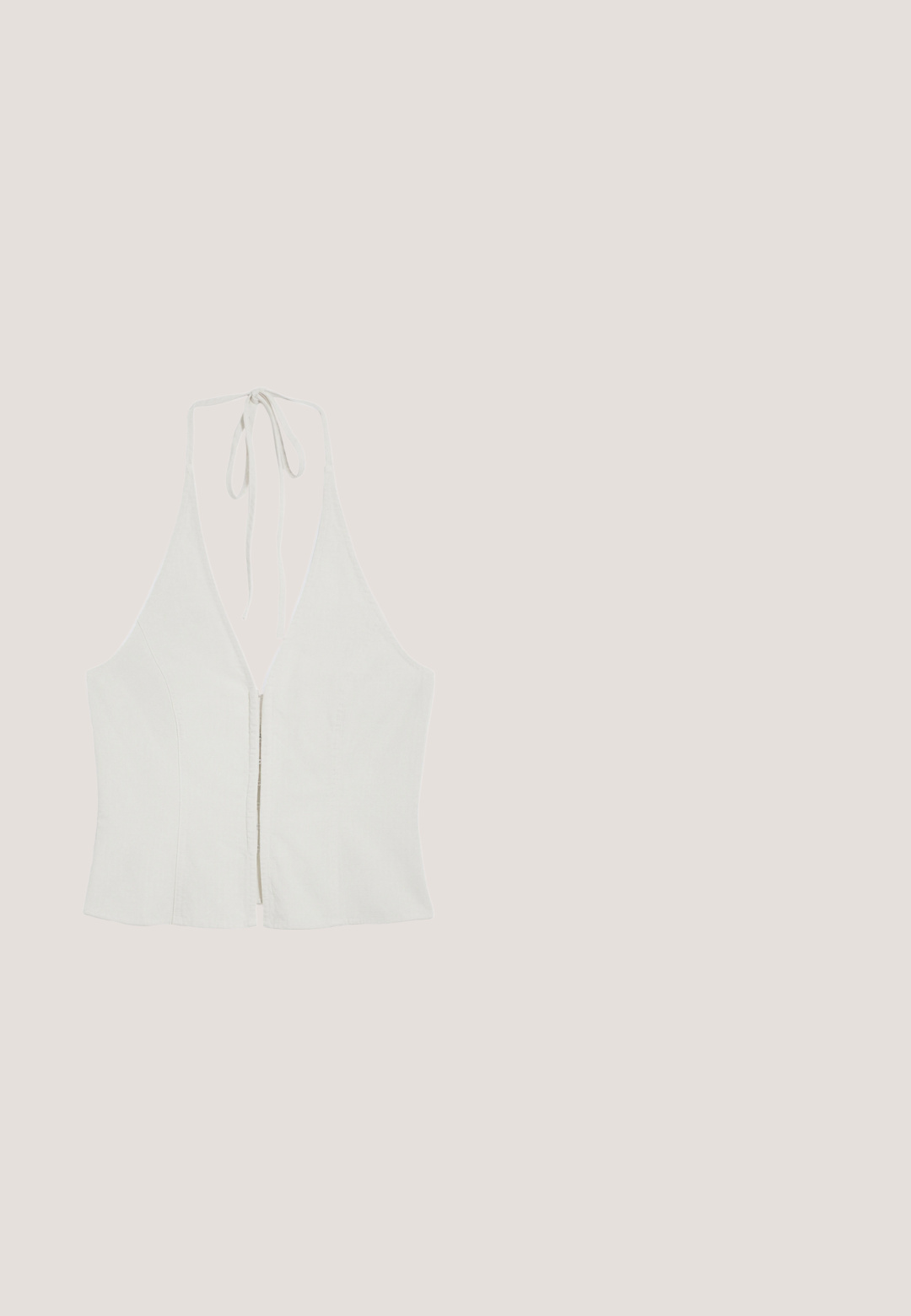 Haut blanc à col licou avec un décolleté en V profond, taille cintrée et liens au niveau du cou, présenté à plat sur un fond blanc.; Pantalon cargo blanc ample avec taille élastique, poches latérales et bas de jambes à cordon aux chevilles.; Mule beige à talon compensé avec un design ajouré sur le côté, avec un bout pointu et un talon bas.; Lunettes de soleil ovales à monture écaille avec verres vert foncé et logo "vogue" sur les branches, présentées sur un fond clair uni.; Sac à main en tissu texturé couleur crème avec des anses sur le dessus et un petit nœud noué au centre devant.; Bracelet en or avec des segments incurvés en forme de spirale liés entre eux et un fermoir rond sur fond blanc.