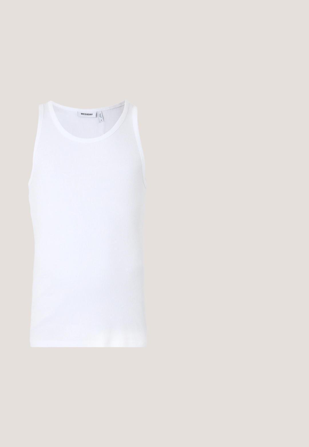 Débardeur en coton blanc avec un col rond et des bretelles larges. Texture lisse, sans motifs, design épuré et étiquette de marque au niveau du col.; Shorts noirs sur mesure longueur genou avec passants de ceinture, poches latérales, fermeture par boutons et plis devant, posés à plat sur fond blanc.; Mocassins en cuir noir à bout arrondi, avec un design cousu, une semelle plateforme basse et une semelle en caoutchouc texturée et crantée.; Nœud papillon en satin noir avec une texture lisse et un nœud central, présentant de grandes extrémités arrondies qui s'effilent au centre.; Collier en perles blanches avec une forme ronde uniforme, surface lisse et fermoir en métal avec une chaîne d'extension pour une longueur ajustable.; Ceinture en cuir noir avec une texture lisse, boucle rectangulaire en argent et une boucle pour l'extrémité. Présente des coutures soignées le long des bords.