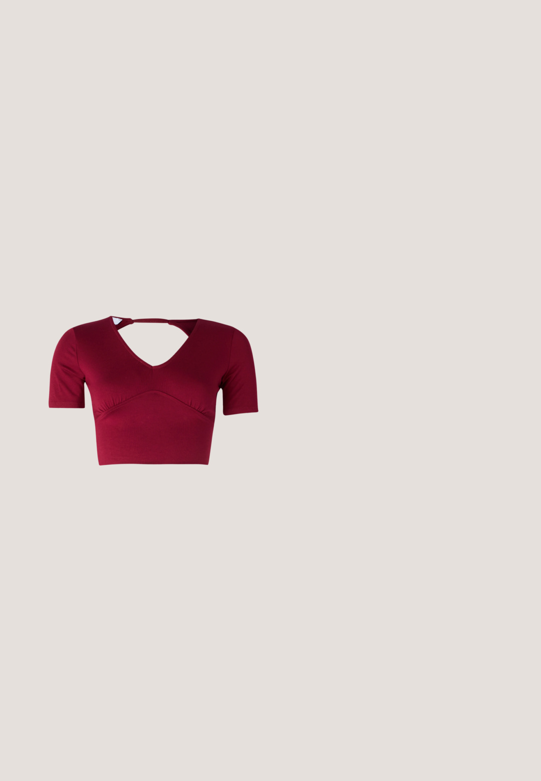 Crop top bourgogne en tissu doux, avec des manches courtes, un décolleté en V et un détail découpé au dos, accompagné d'un design fronçé à l'avant.; Jupe en denim indigo foncé avec une taille élastique froncée, coupe droite et coutures contrastées le long de l'ourlet et des coutures.; Bottines en cuir bourgogne avec un bout pointu, une surface texturée et un petit talon effilé. Présente une couture discrète et un ajustement confortable.; Lunettes de soleil ovales noires avec des branches fines et des verres teintés rouges posées sur une surface blanche.; Sac d'épaule rectangulaire noir avec une sangle réglable unique et une fermeture éclair supérieure sur un fond uni.; Paire de boucles d'oreilles créoles moyennes argentées brillantes avec de fines attaches métalliques sur un fond clair et neutre.