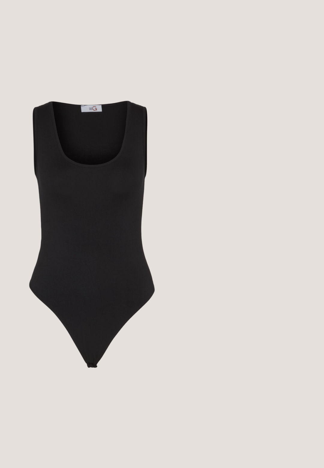 Sort bodysuit med scoop-udskæring, ærmeløs design, sømløs tekstur og høj skæring på benene. Har en thongs bagdel og minimal syning.; Leopartrykt midi-nederdel i beige og sort. Har en elastisk talje og en plisseret design for øget bevægelse og pasform.; Selected ASHLEY - Mules med hæl - black; Brune tonede solbriller med et skildpadde-mønster, vinklede stel og slanke arme. Letvægts plastmateriale.; Pieces PCALUANA SHOULDER BAG - Håndtasker - black; Guld multi-lag kæde med forskellige kædestilarter, herunder chunky led og fine kæder, med cirkulære og rektangulære vedhæng.