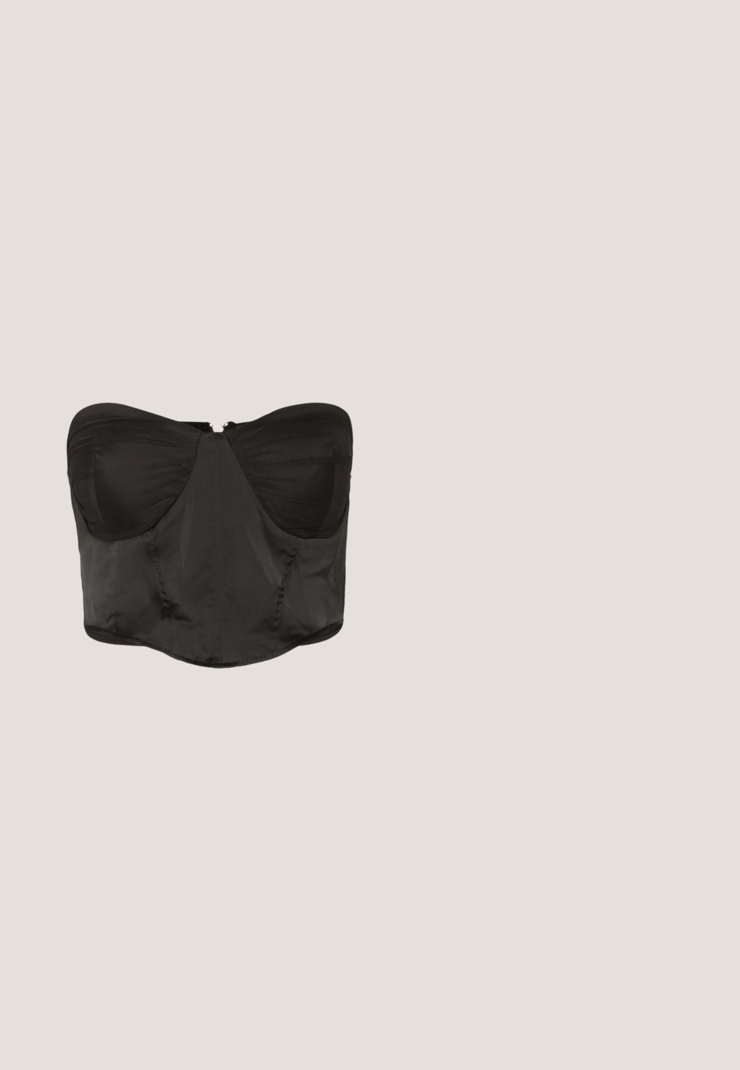 WAL G. NAYARA - Top - black; Zwarte wijde broek van imitatieleer met voorzakken, riemlussen en subtiele glans. Soepele textuur en nauwsluitende pasvorm.; Zwarte slingback schoen van lakleer met puntige neus en stevige middenhoge blokhak op een witte achtergrond.; Ovale brillen met een metallic zilveren montuur, heldere glazen en getextureerde kraalaccenten op de tempels. Lichtgewicht ontwerp met gebogen armen.; Zwarte en zilveren handtas met een gestructureerd oppervlak dat een diamanten patroon vertoont, een geknoopt handvat en een gestructureerde vorm.; Zilverkleurige oorringen met een gladde, ronde vorm en een gepolijste afwerking. Beide oorbellen zijn van dezelfde grootte en hebben een veilige sluitmechanisme.