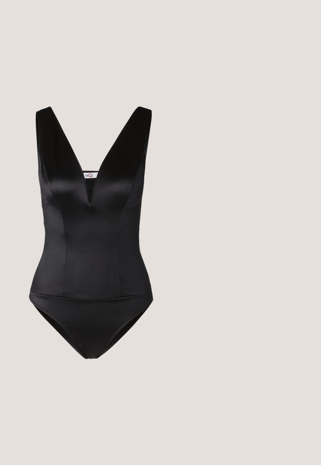 Sort one-piece svømmedragt med dyb V-hals, glat satinfinish og tætsiddende design. Ingen synlige mønstre eller dekorationer.; Sort mini skirt lavet af glat syntetisk materiale, med rynket detaljer på den ene side og en tætsiddende silhuet.; Sort blank laklæder ankelstøvle med spids tå og udvidet mellemhøj hæl på hvid baggrund.; Guess Solbriller - shiny black; Sort patentlæder håndtaske med en guldkæde-strop, rektangulær form, med en frontklaplukning og et metallisk logo-accent.; Guldarmbånd med polerede ovale led, sikret med en lås og et lille mærke med initialerne "HR".