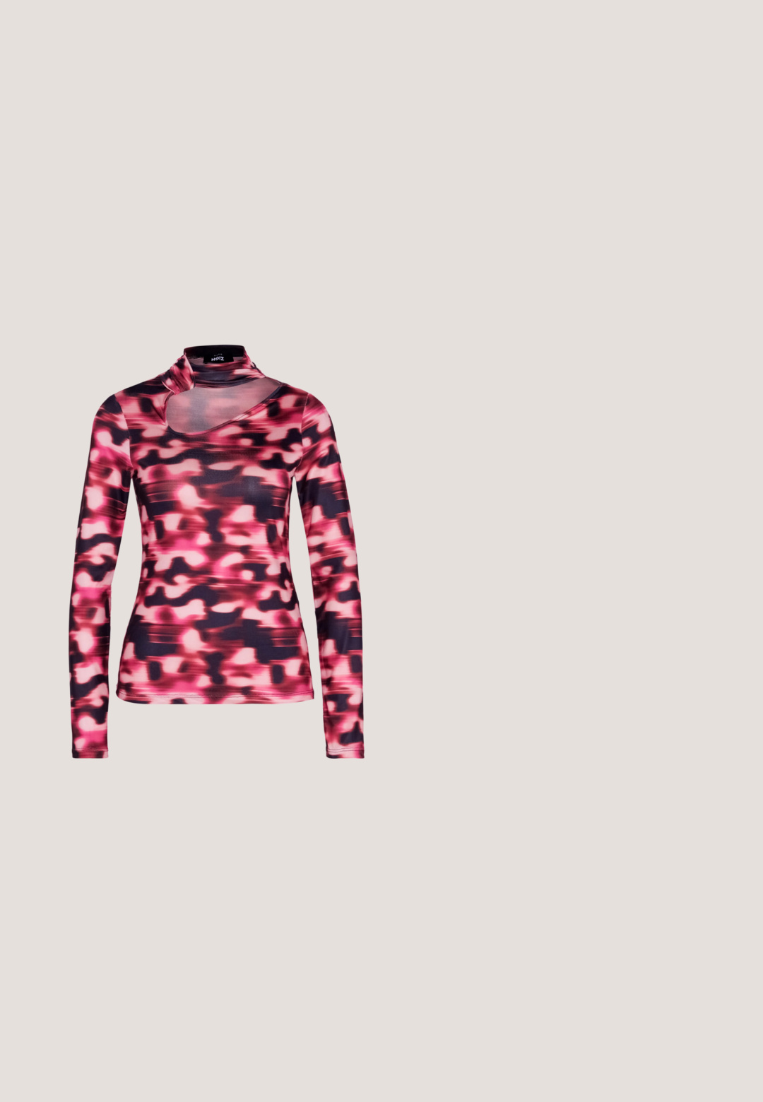 Zign Studio ZI-AW23-D013-SJ NAIA ™ CUT OUT SHIRT - Top s dlhým rukávom - black/pink; Čierne legíny z imitácie kože s vysokým elastickým pásom, úzkym strihom a nenápadnými švami bežiacimi pozdĺž prednej a zadnej časti.; ONLY SHOES ONLDOJA - Čižmy na platforme - black; Čierne, ostré slnečné okuliare so sivými sklami; vyrobené z plastu, majú hrubé ramená s hladkým povrchom a bez viditeľnej mechaniky.; Čierna obdĺžniková kabelka na rameno s jedným nastaviteľným remienkom a horným zipsom na jednofarebnom pozadí.; Strieborné kruhové náušnice s tenkým, hladkým dizajnom; predĺžený oválny tvar; lesklý povrch; majú bezpečné uzatváranie na háčik.